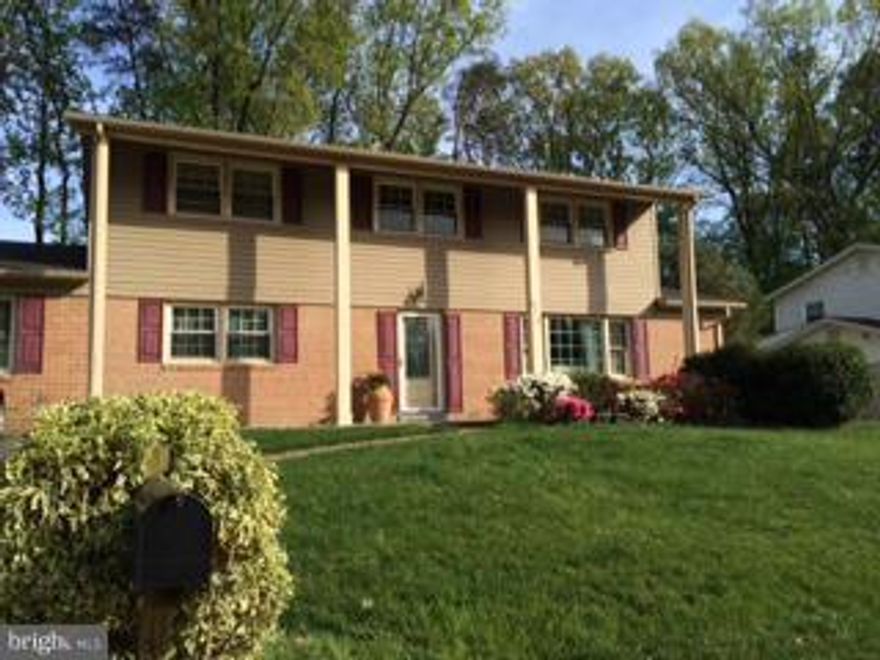 Beautiful 4 bedroom home in Orange Hunt Estates. All levels have hardwood flooring, newer amenities and fully upgraded kitchen. Fully fenced back yard. Easy commute to Fort Belvoir or Pentagon. Walking distance to elementary school. Close to shopping, public transportation and great Fairfax County schools!