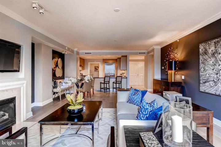 THE RITZ-CARLTON RESIDENCES - Residential Lease