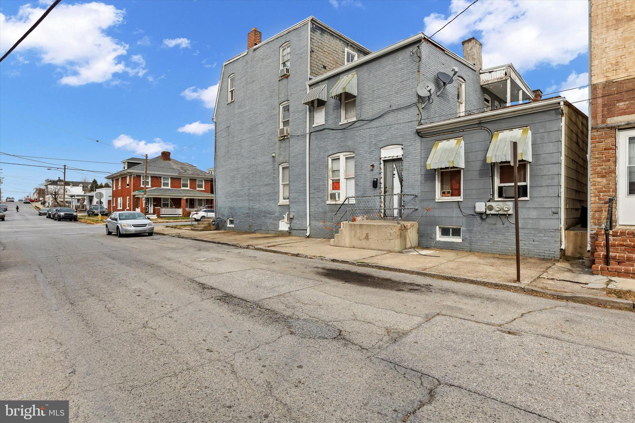 Main image without alt text