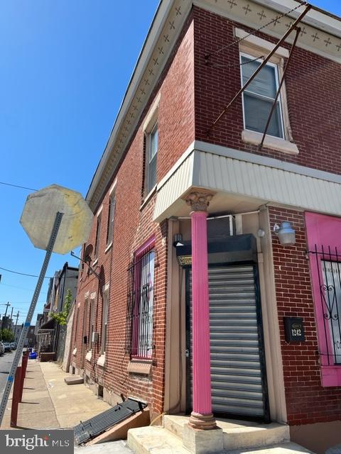 Prominent corner commercial store. High traffic volume into
center city. Wide street with a bicycle lane. Good for
bagel shop or bakery. Prominent corner for real estate or
insurance office. Flower store with high visibility would do great.