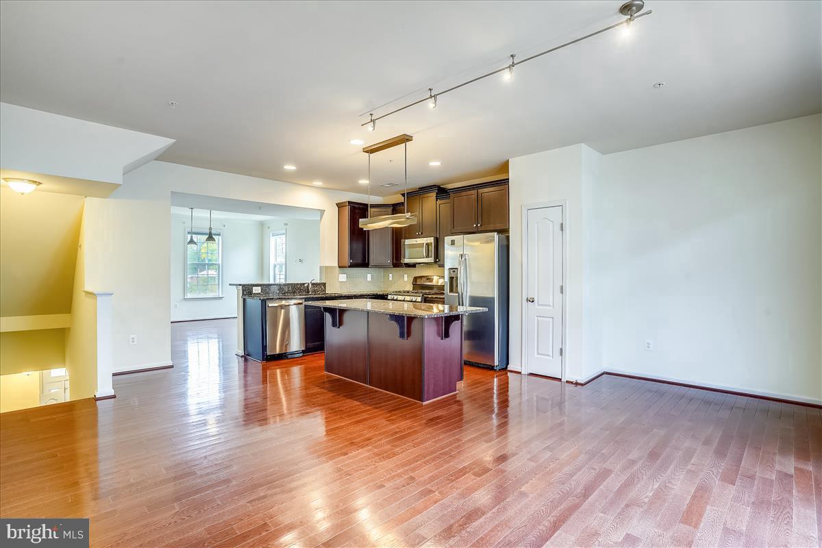 MARKET SQUARE - Residential Lease