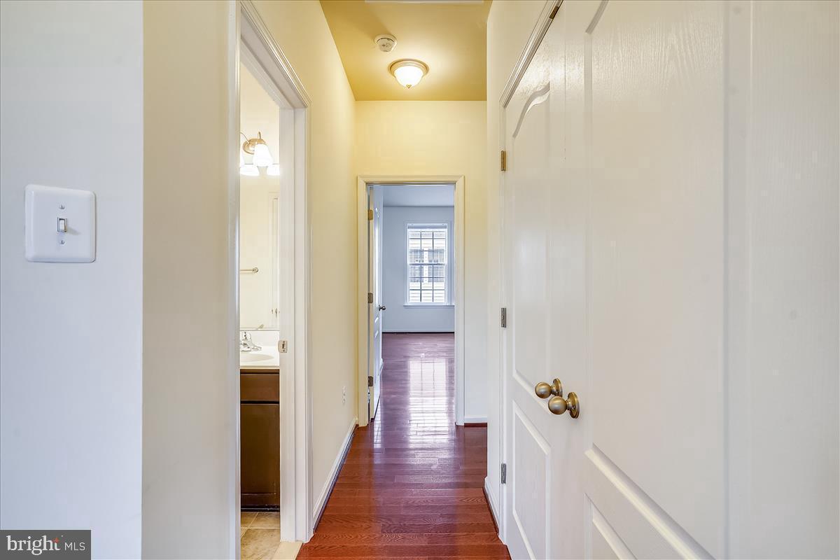 MARKET SQUARE - Residential Lease