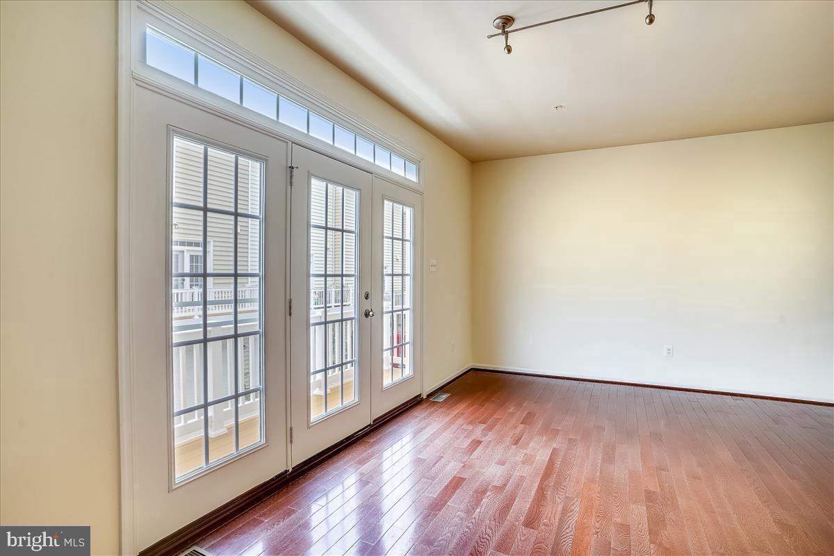 MARKET SQUARE - Residential Lease