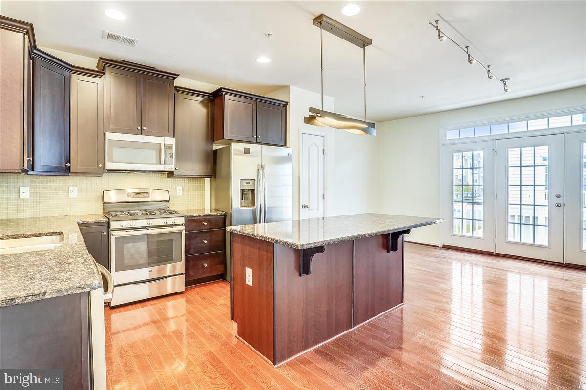 MARKET SQUARE - Residential Lease