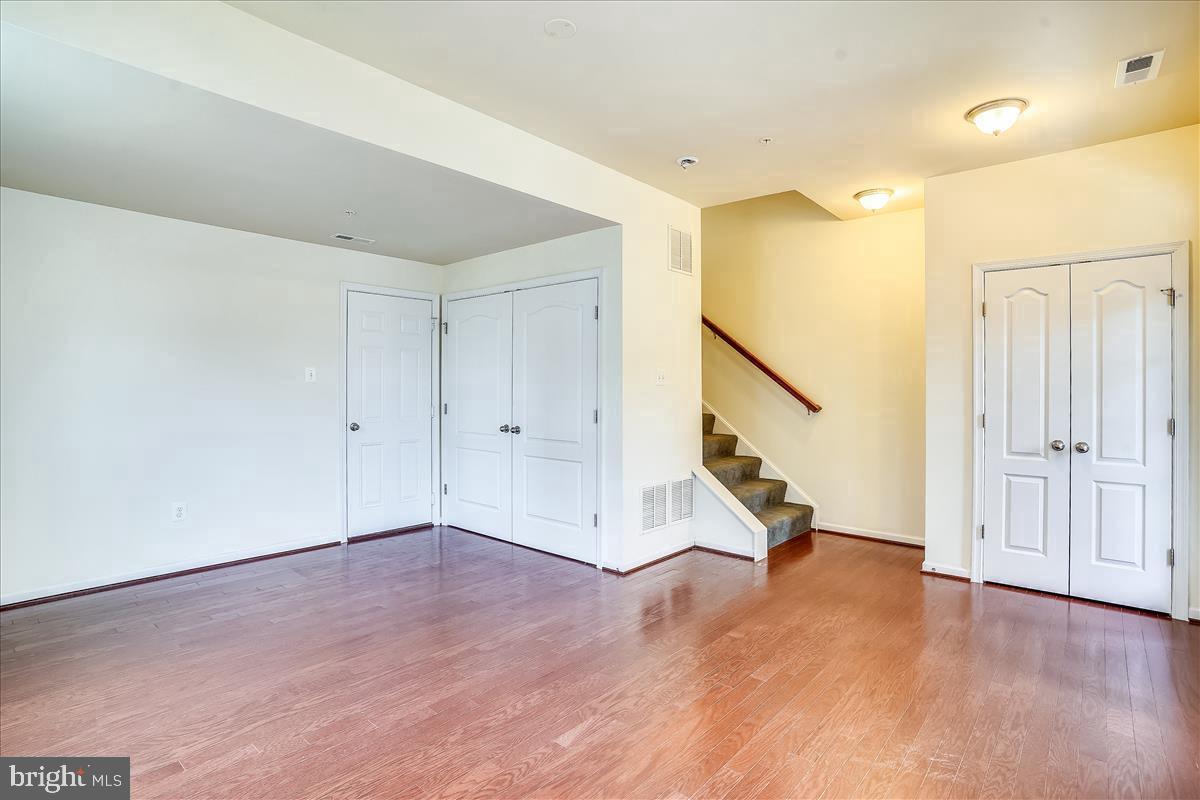 MARKET SQUARE - Residential Lease