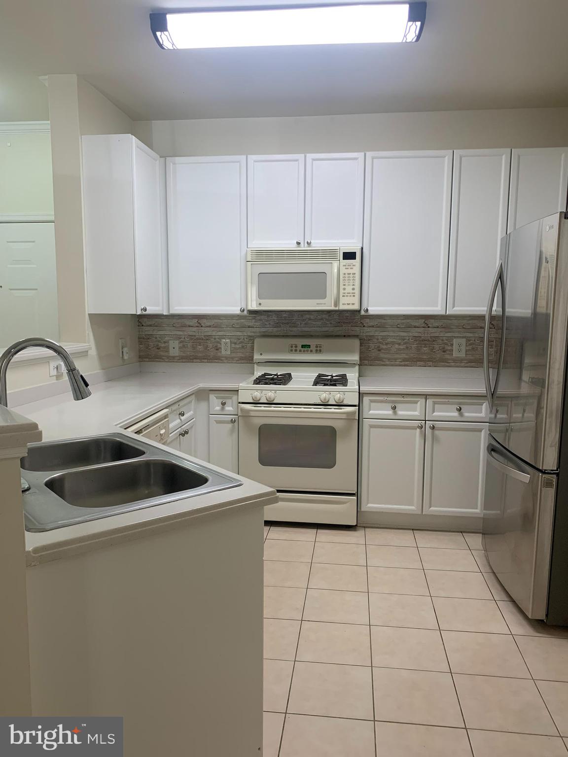 FORTNIGHTLY SQUARE - Residential Lease