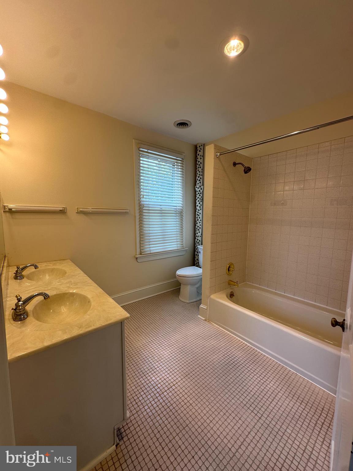 HIGHLANDS - Residential Lease