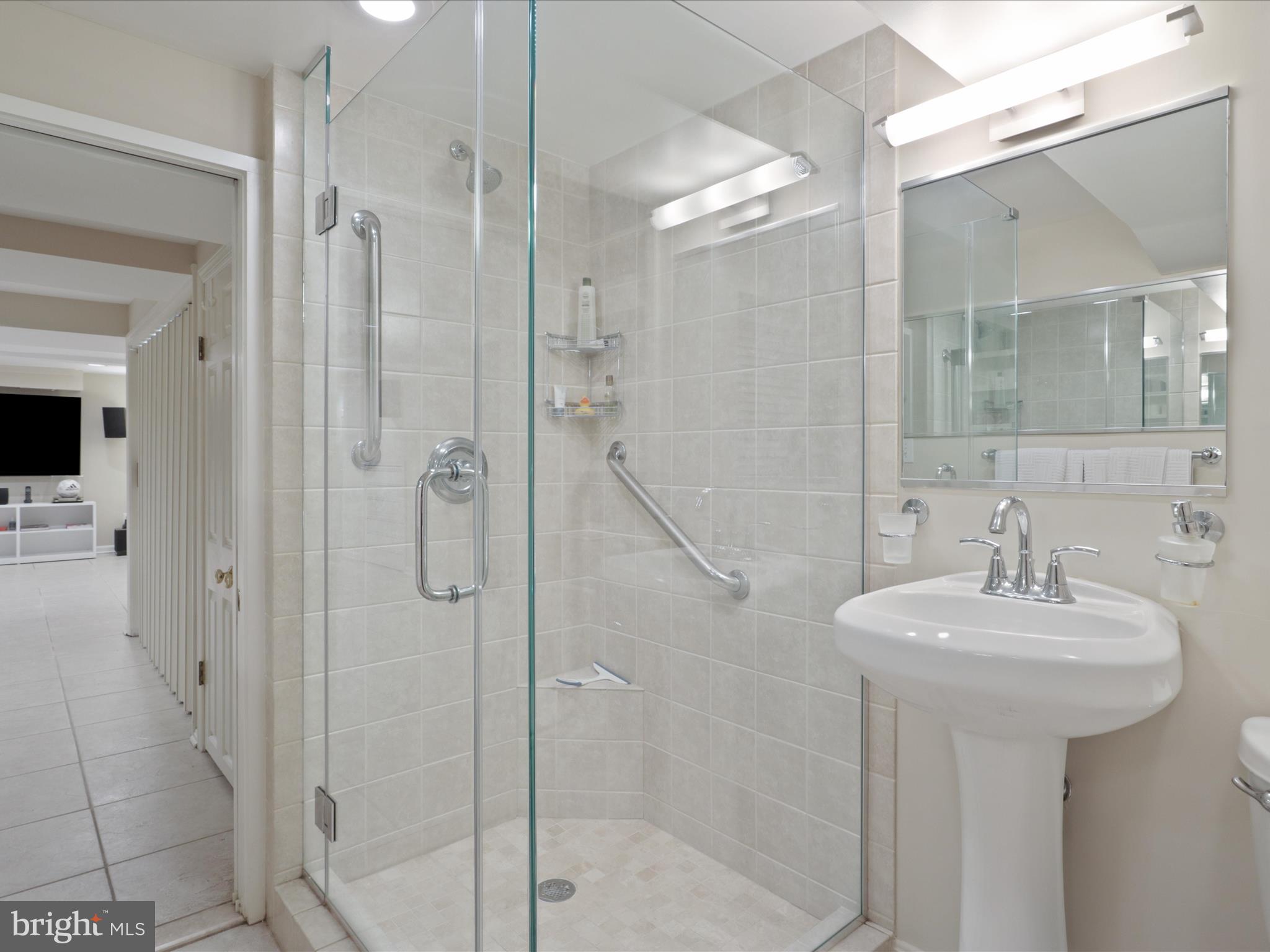 COUNTRY CLUB HILLS - Residential Lease