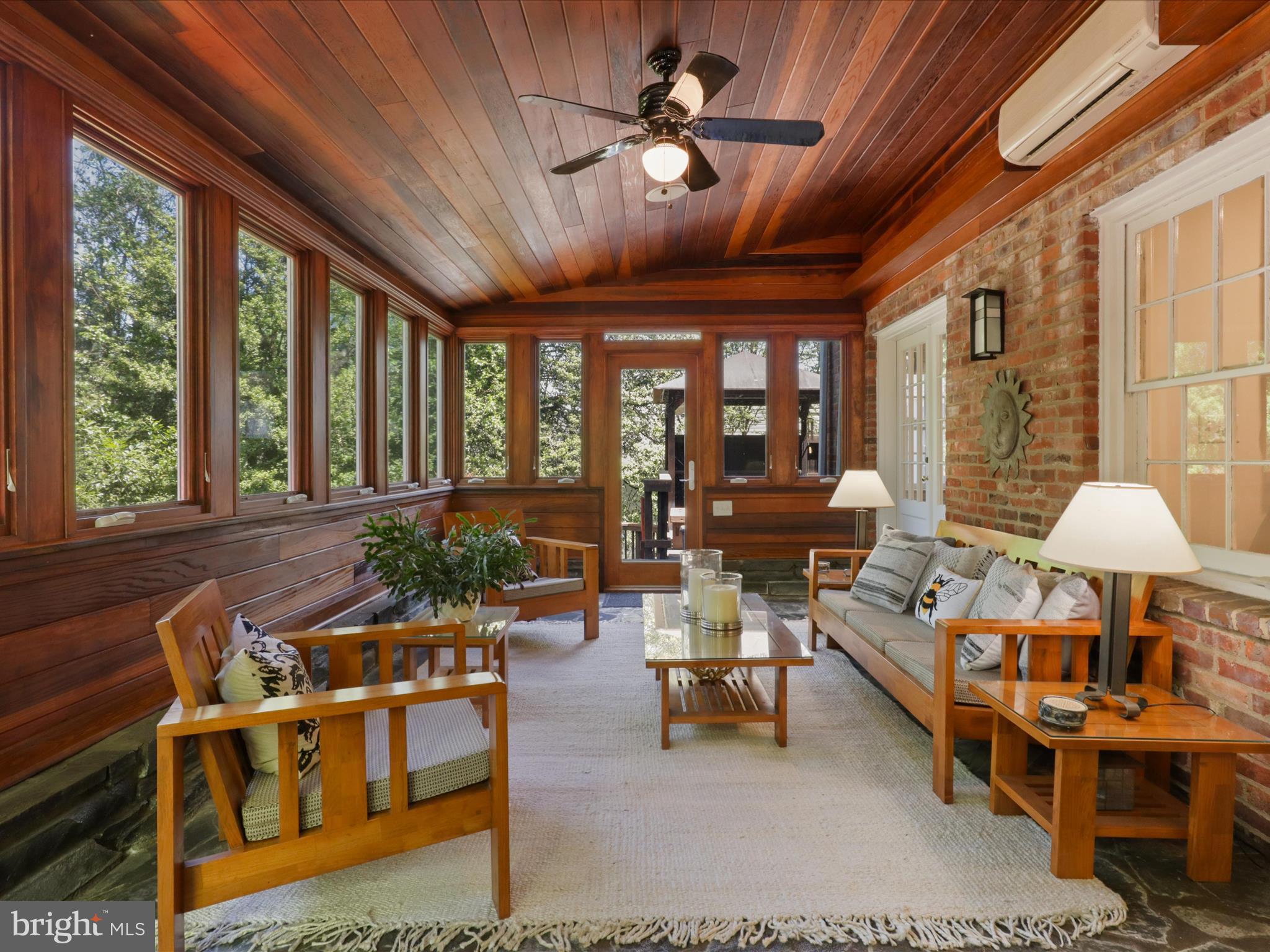 COUNTRY CLUB HILLS - Residential Lease