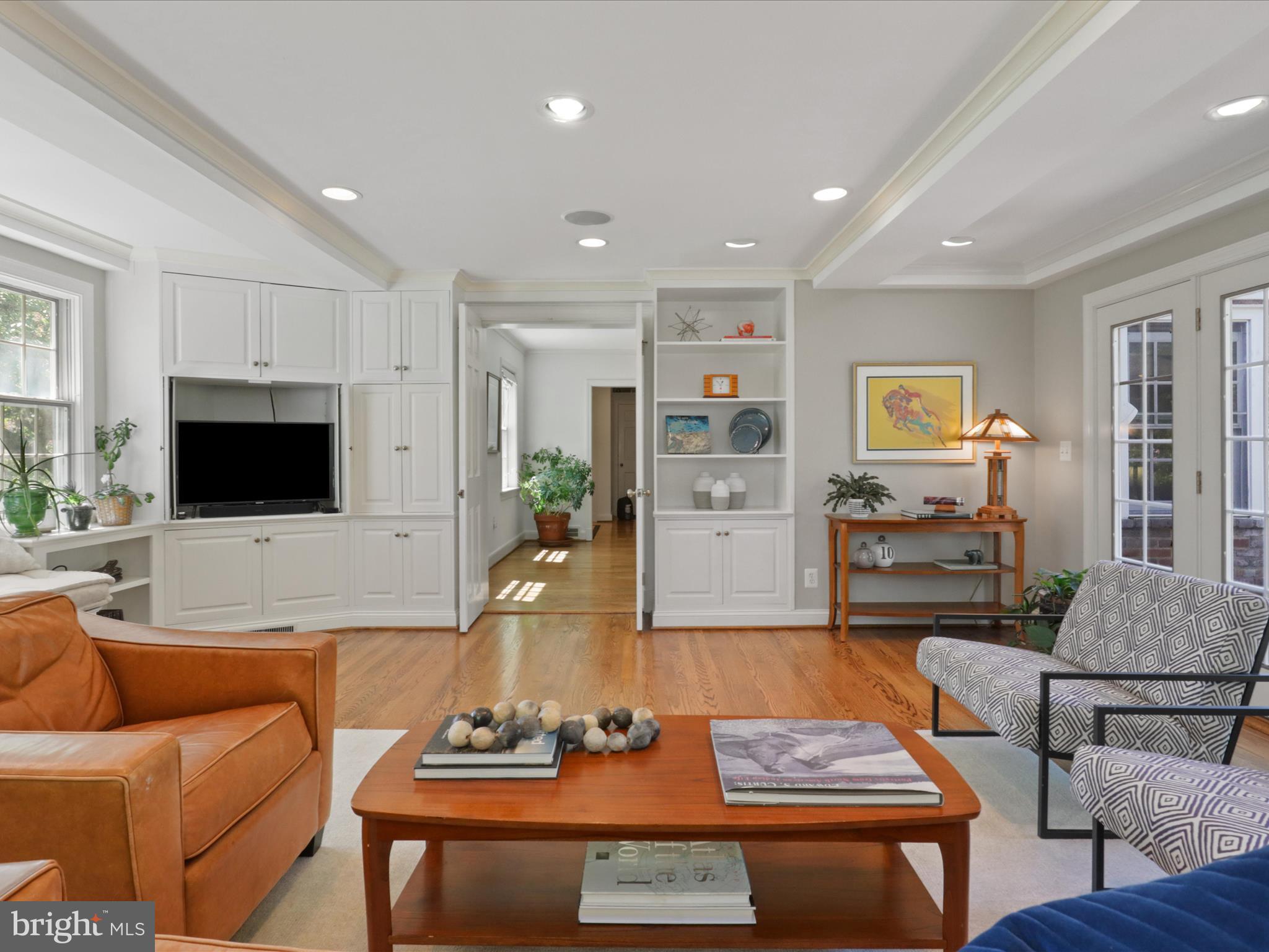 COUNTRY CLUB HILLS - Residential Lease