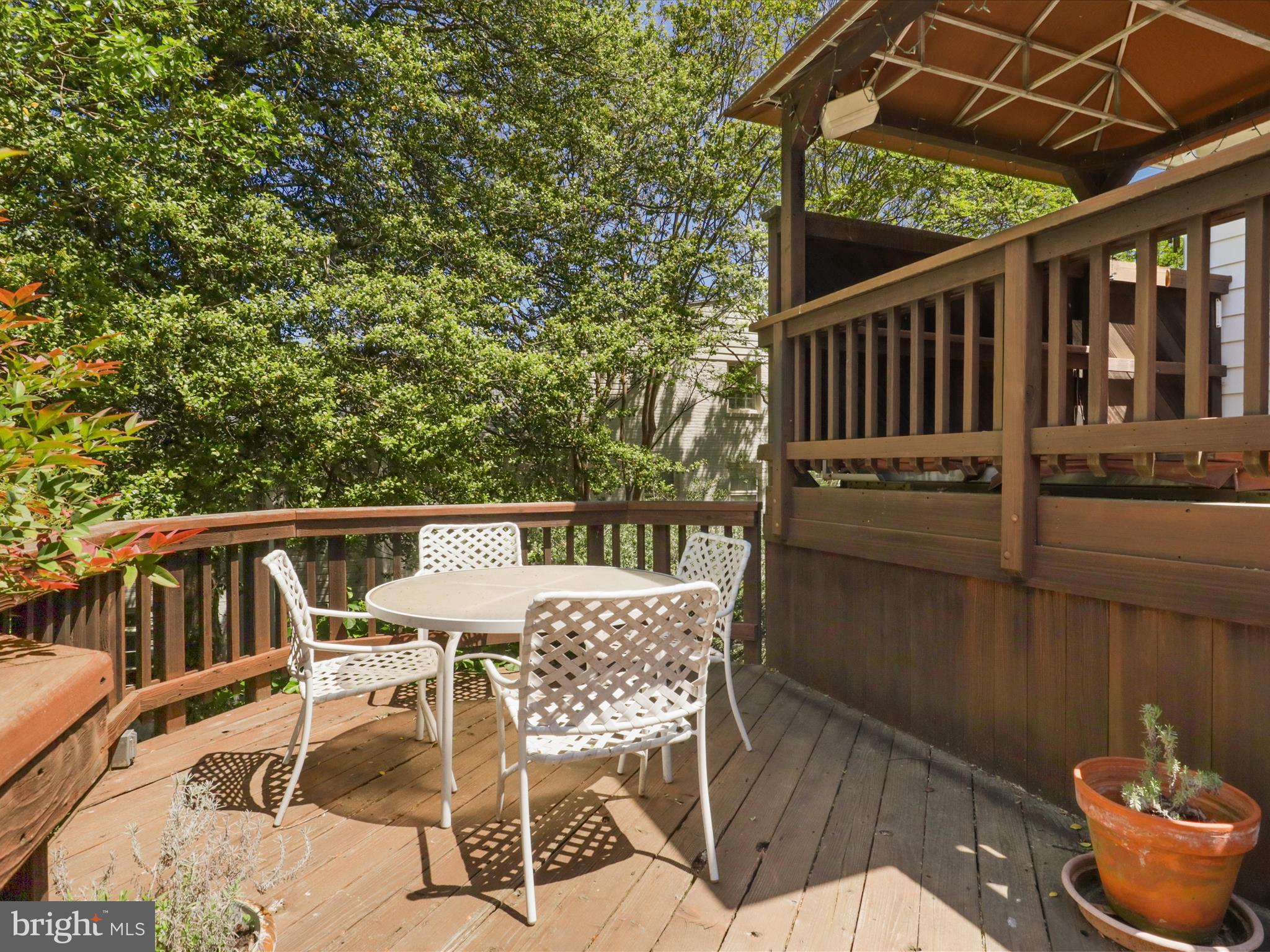 COUNTRY CLUB HILLS - Residential Lease