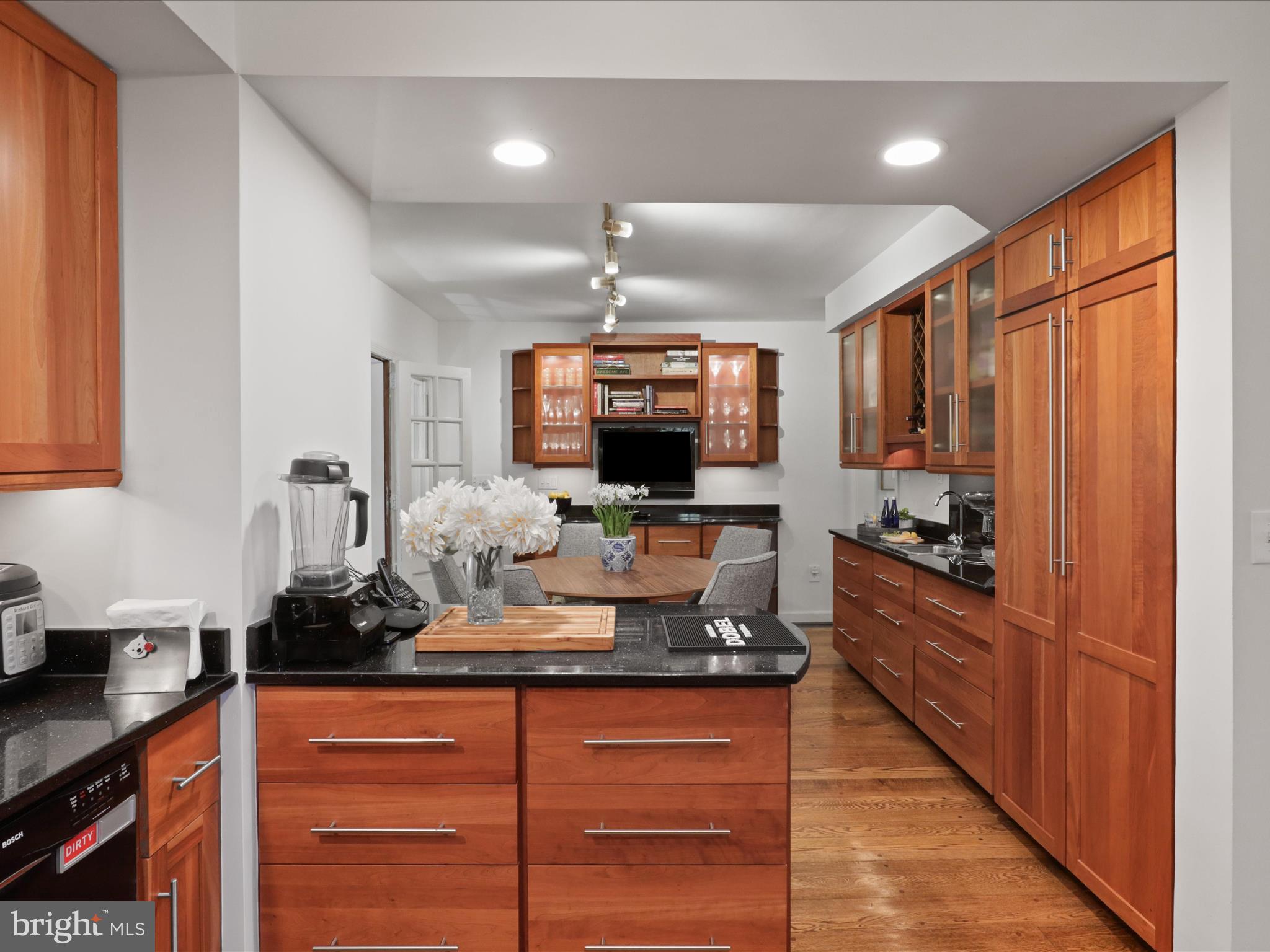 COUNTRY CLUB HILLS - Residential Lease