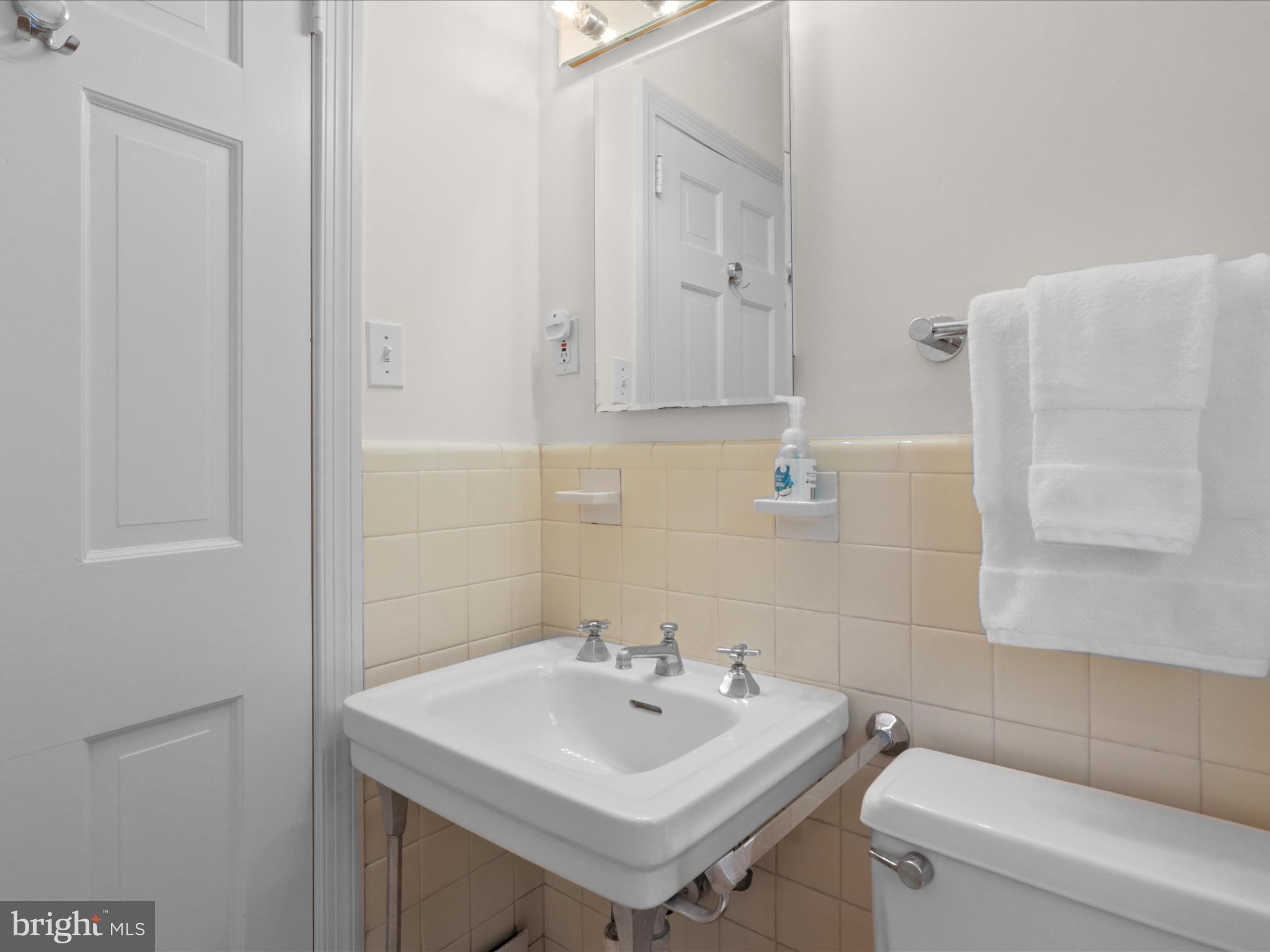 COUNTRY CLUB HILLS - Residential Lease