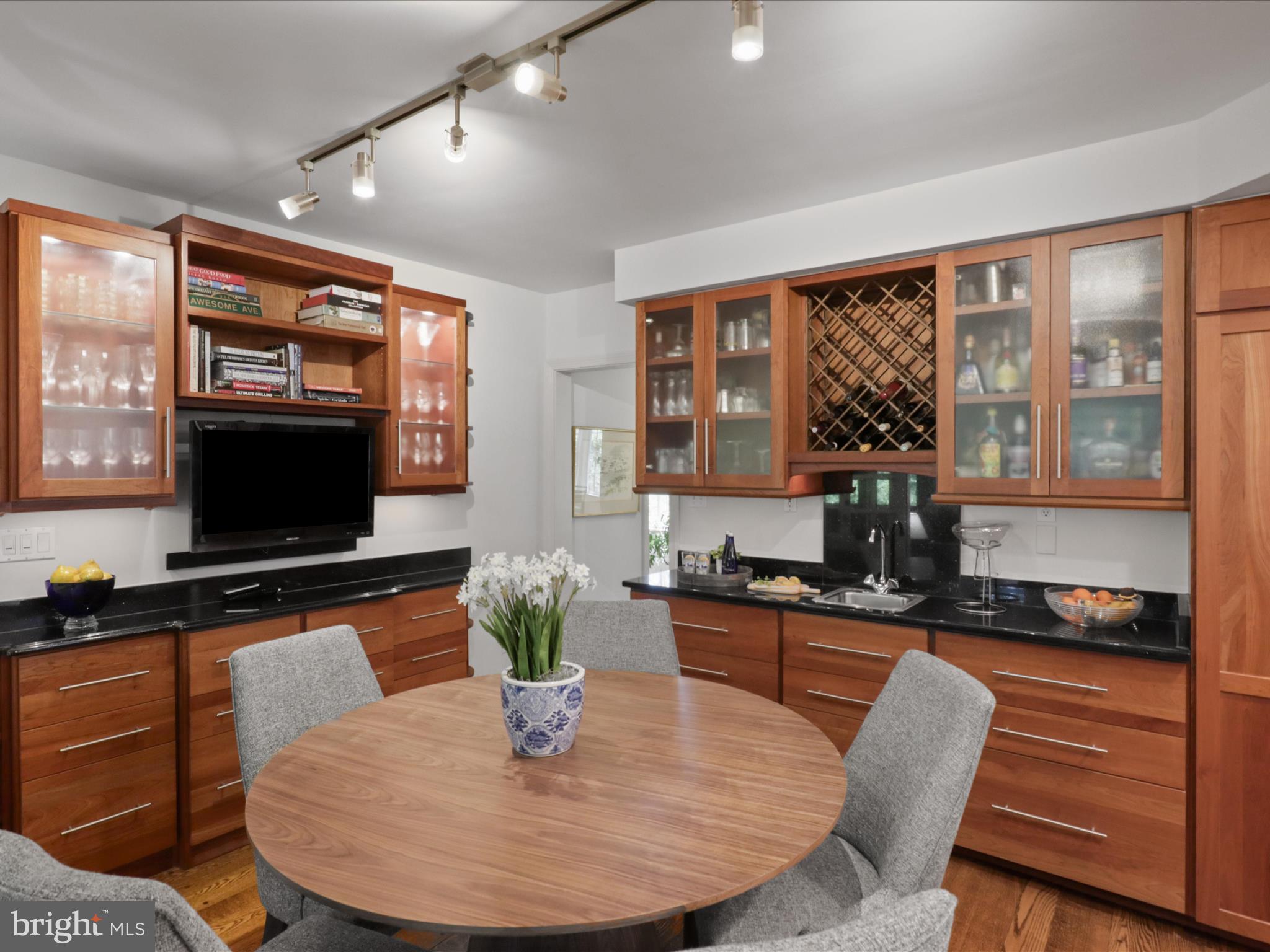 COUNTRY CLUB HILLS - Residential Lease