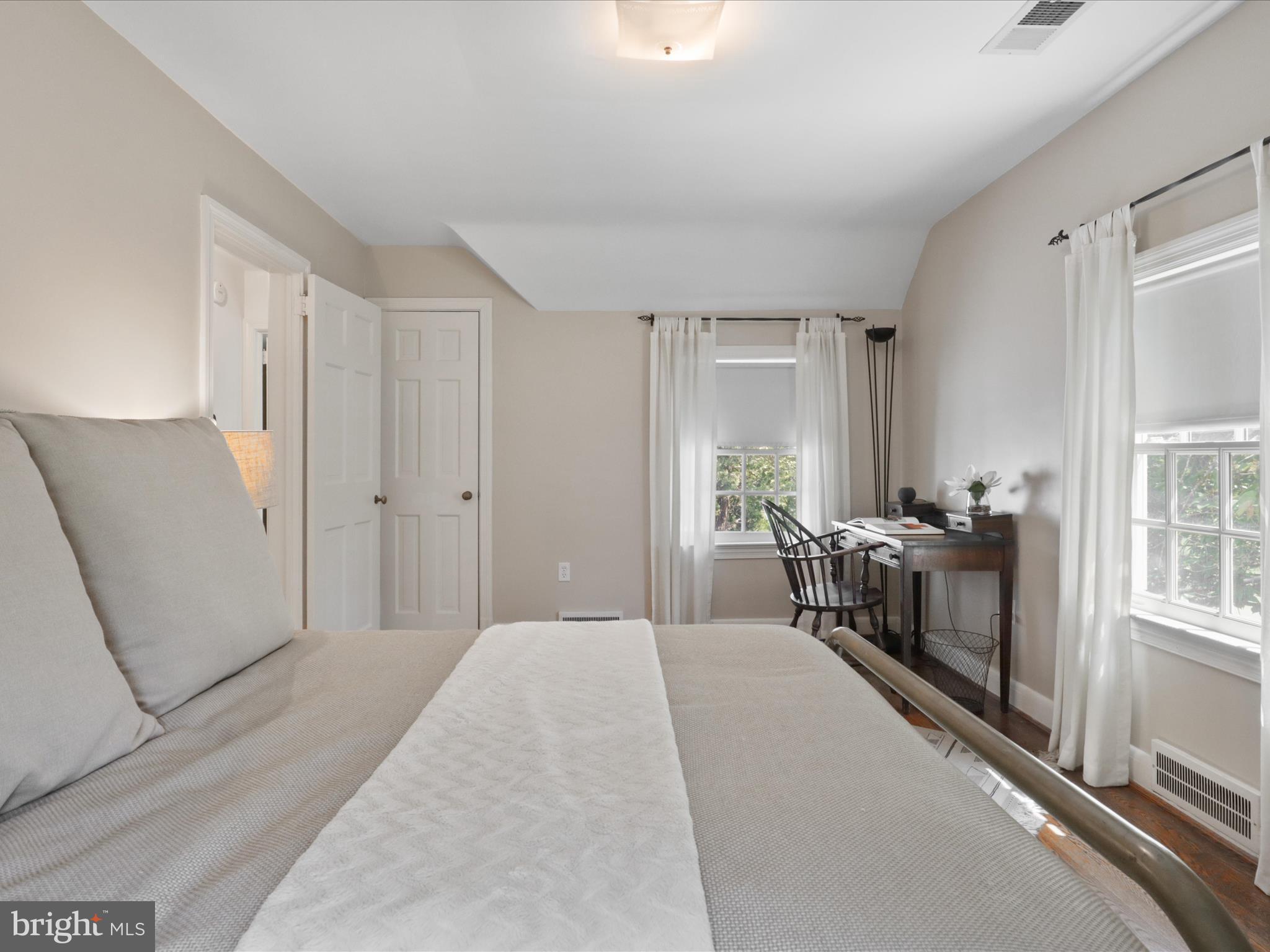 COUNTRY CLUB HILLS - Residential Lease