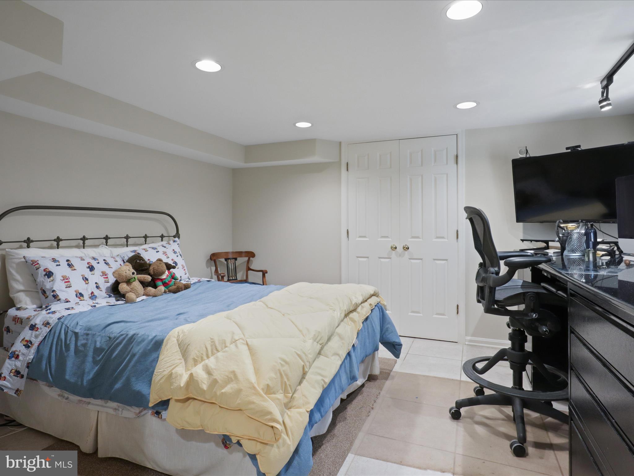 COUNTRY CLUB HILLS - Residential Lease