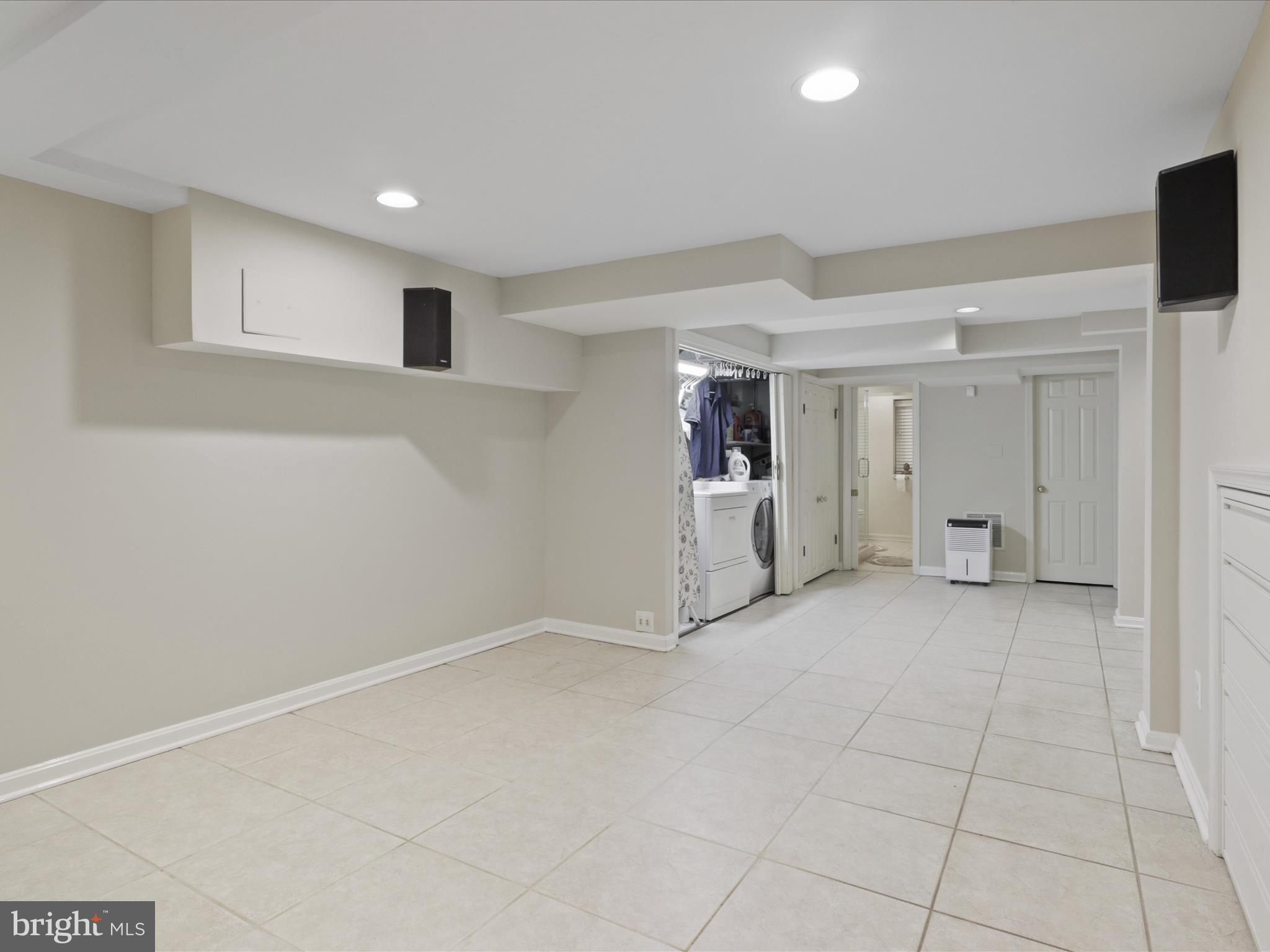 COUNTRY CLUB HILLS - Residential Lease