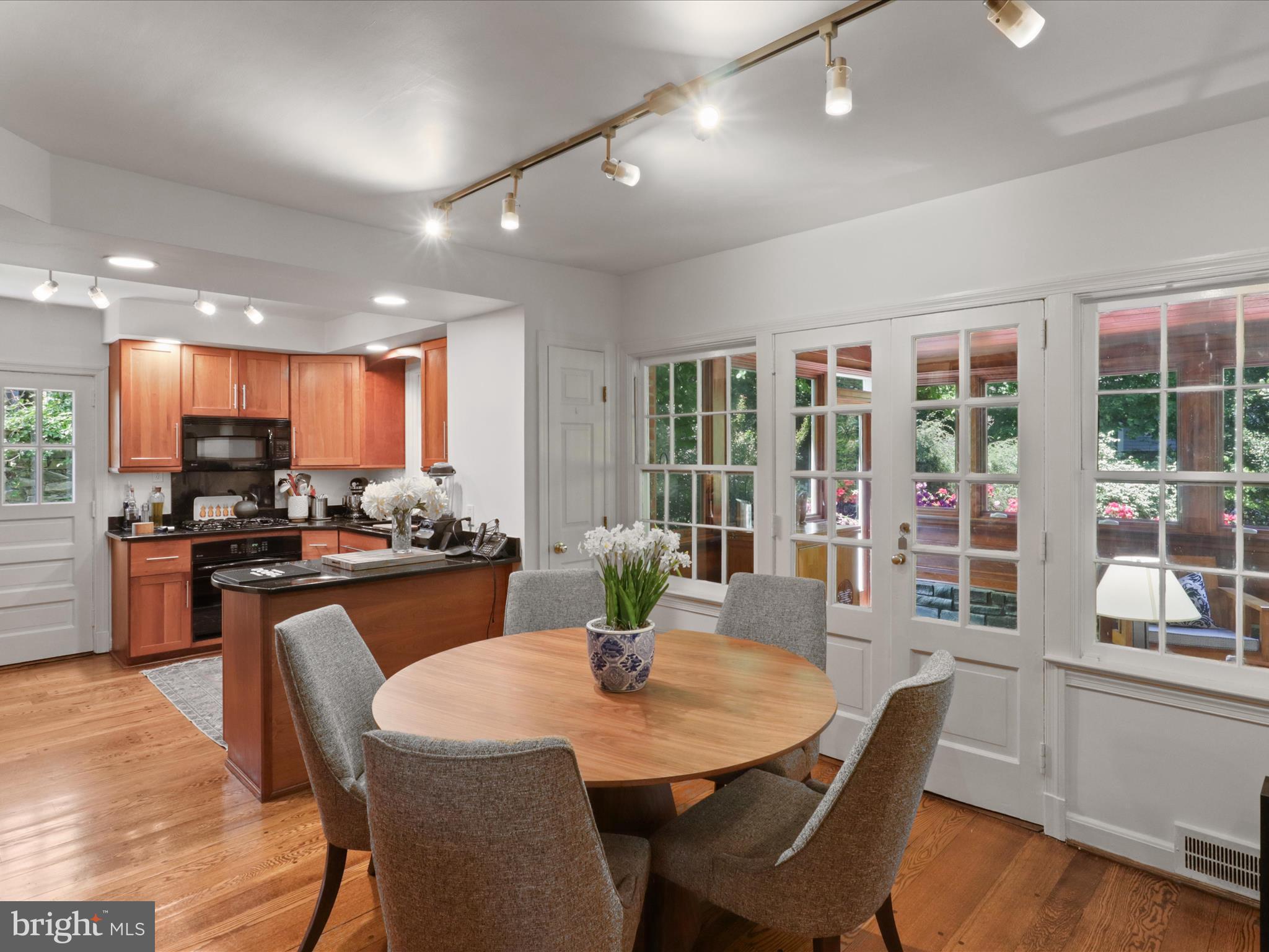 COUNTRY CLUB HILLS - Residential Lease