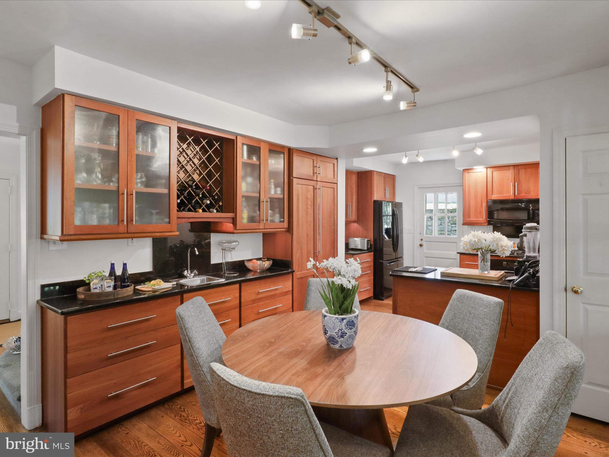 COUNTRY CLUB HILLS - Residential Lease