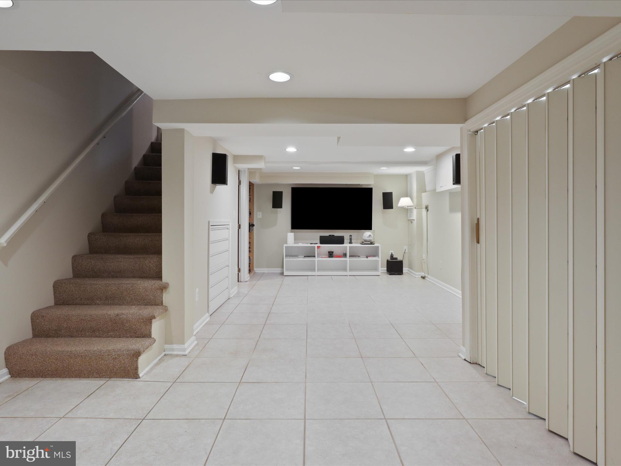 COUNTRY CLUB HILLS - Residential Lease