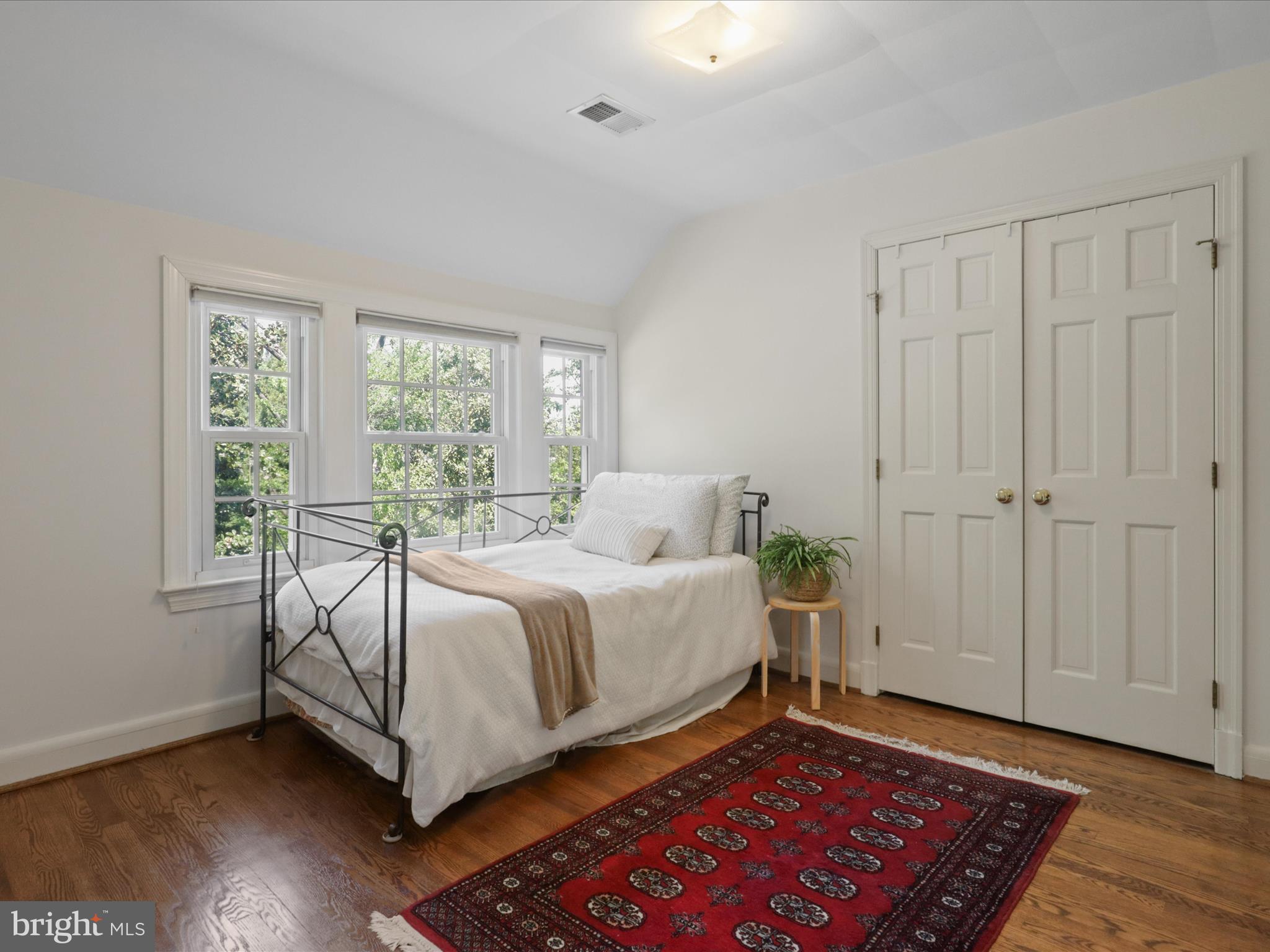 COUNTRY CLUB HILLS - Residential Lease