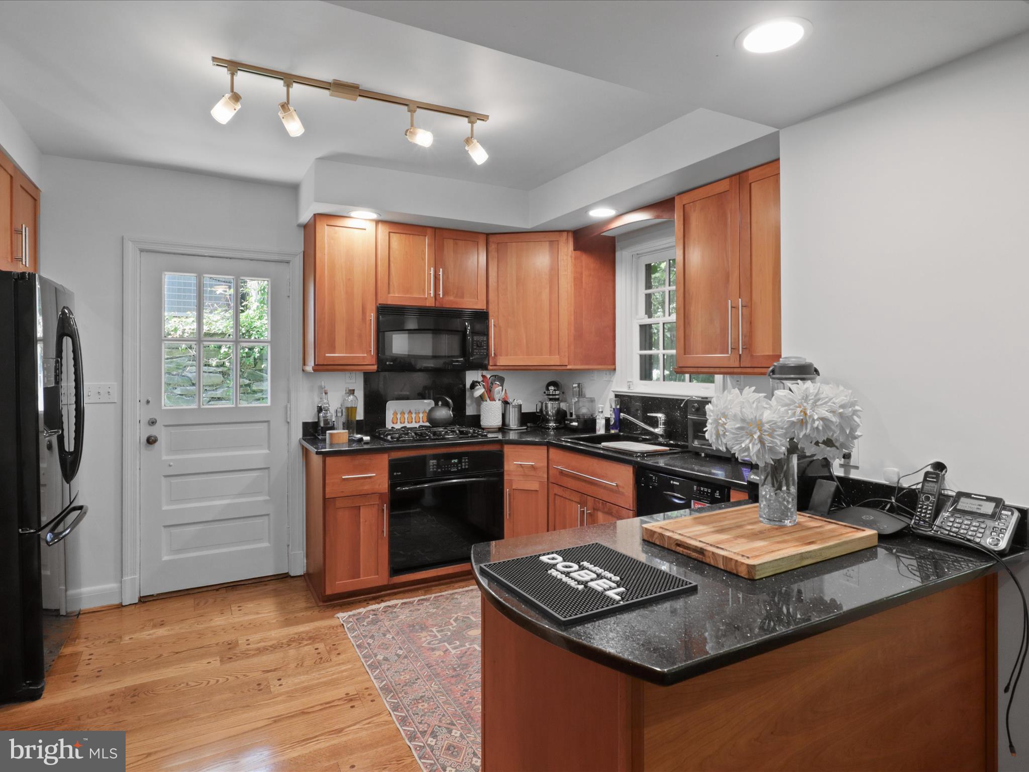 COUNTRY CLUB HILLS - Residential Lease