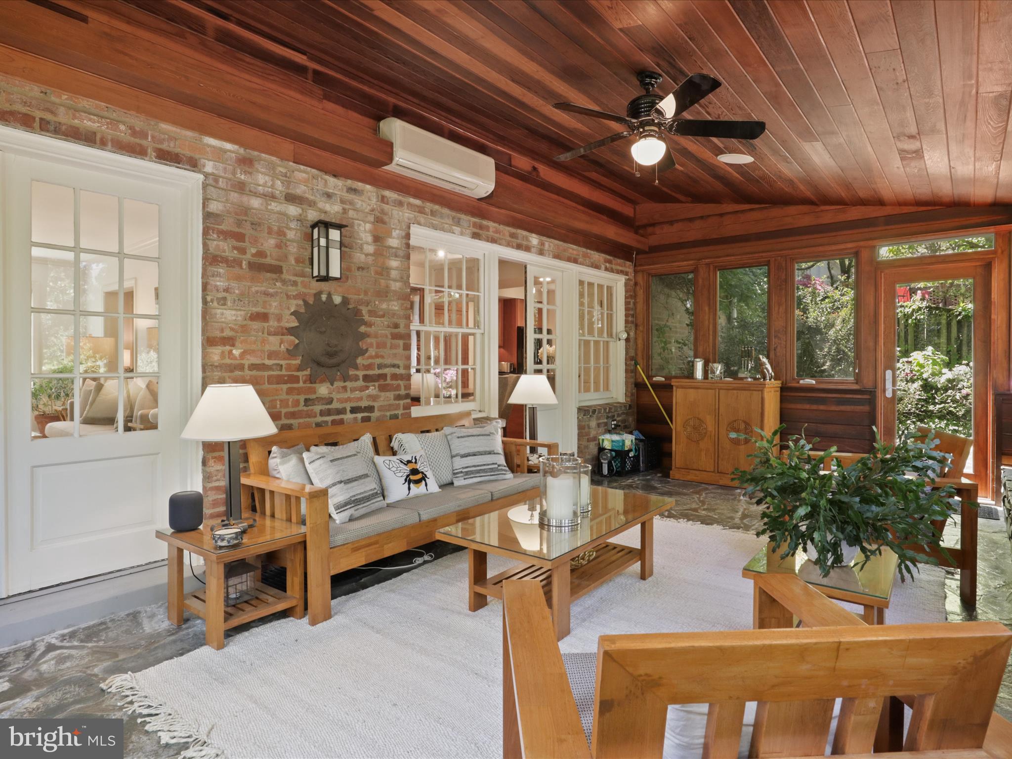 COUNTRY CLUB HILLS - Residential Lease