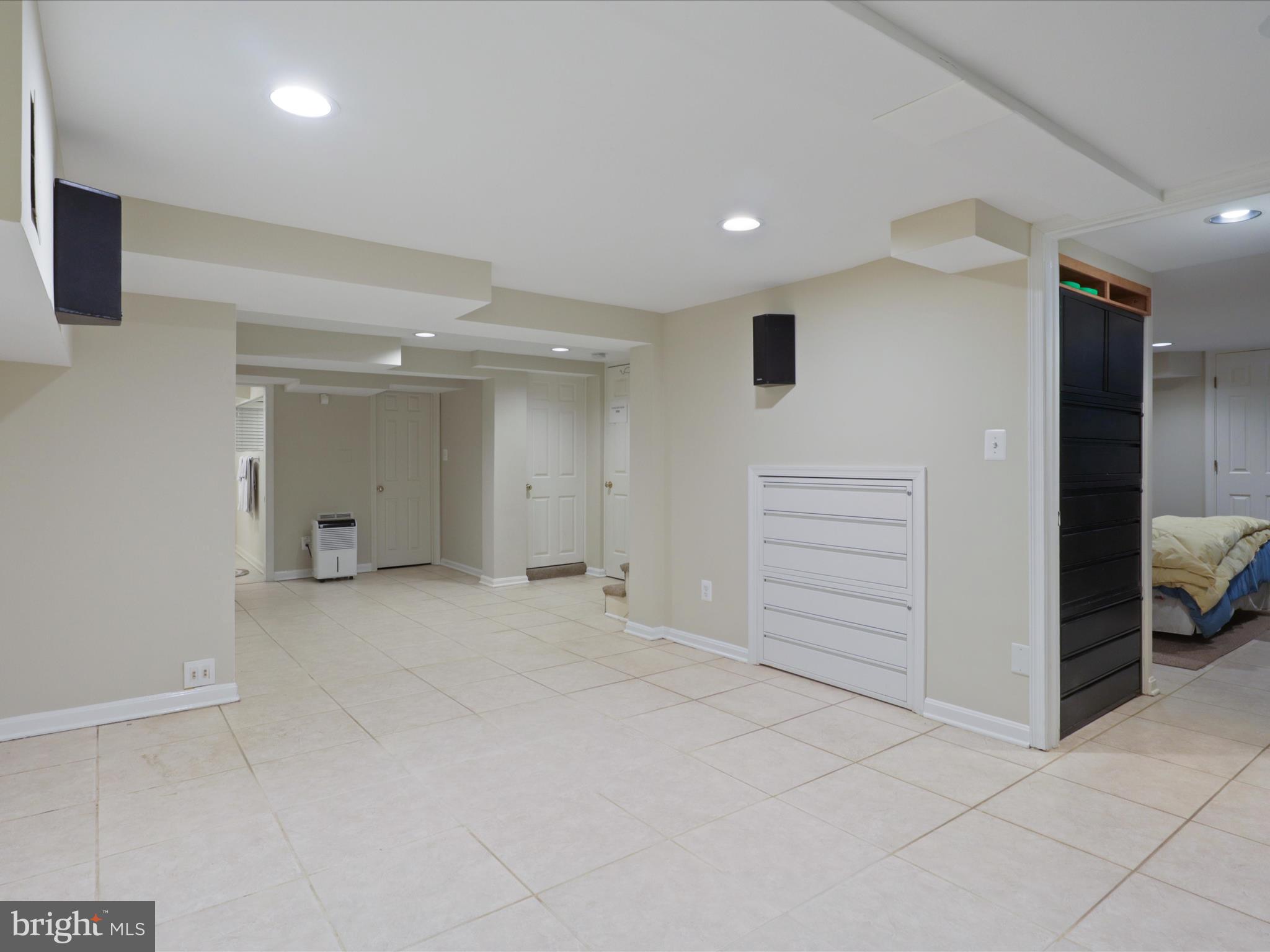 COUNTRY CLUB HILLS - Residential Lease