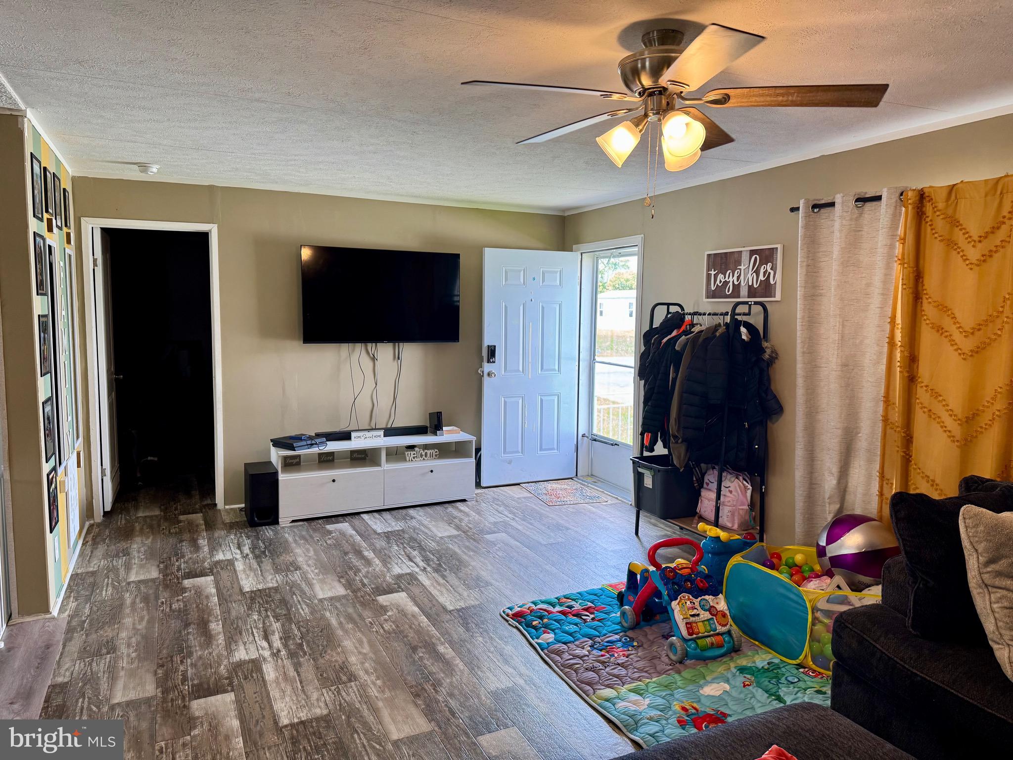 386 ROYAL CREST DRIVE