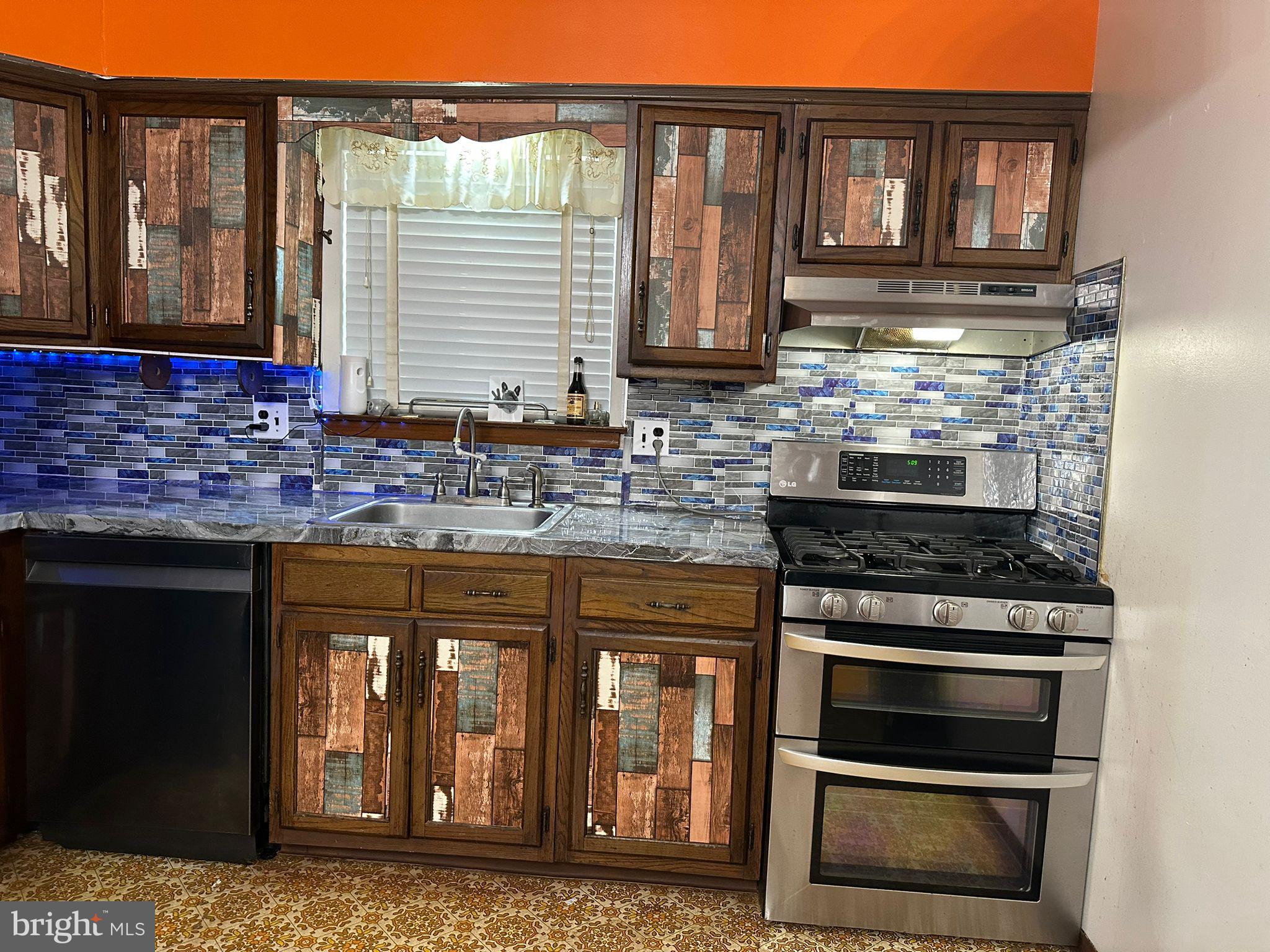We welcome you to this beautiful listing, which is located near all convenient stores, Schools and public convenience .