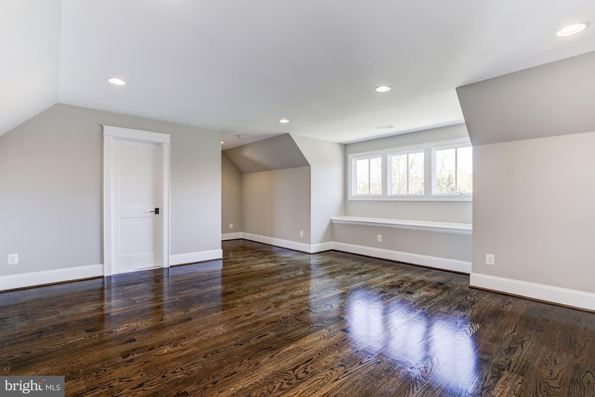 LYON VILLAGE - Residential