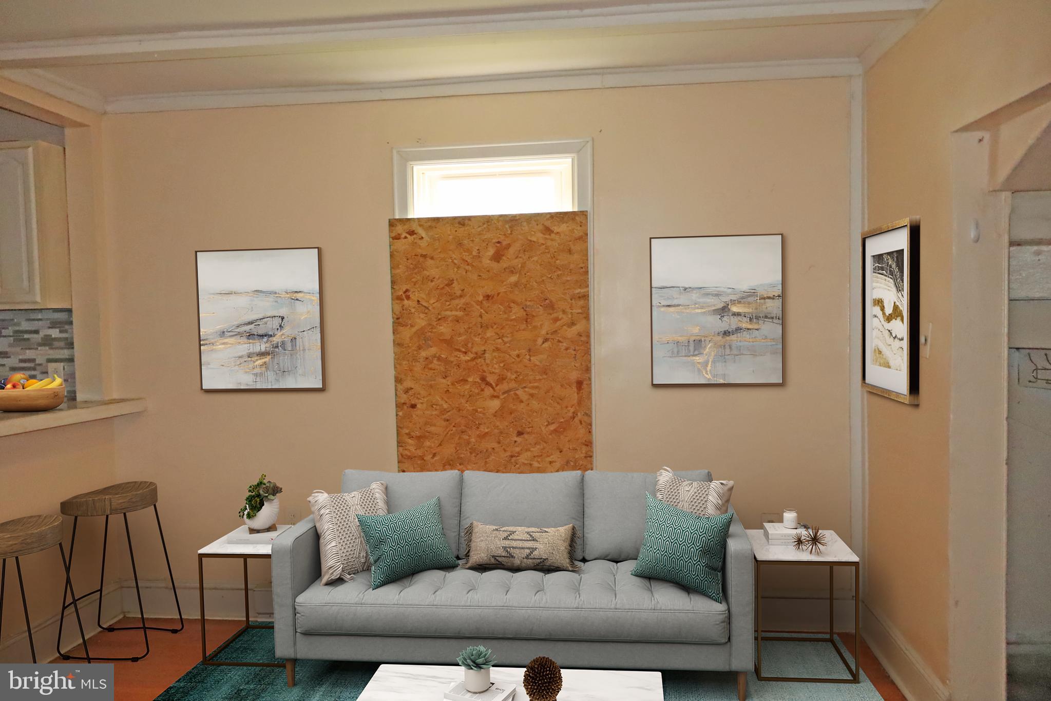 Main image without alt text