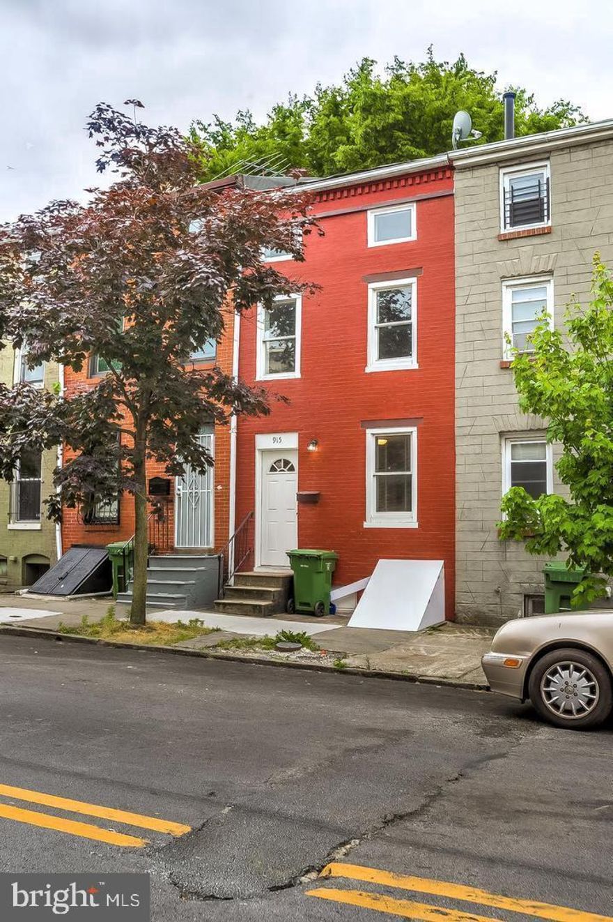 Clean and move in ready townhome, close proximity to downtown. Beautiful hardwood floors, updated kitchen and bathrooms, fenced in backyard, nothing to do but move right in. Come visit today! All Peace of Mind Property Management residents are enrolled in the Resident Benefits Package (RBP) for $60.95/month which includes liability insurance, credit building to help boost the resident's credit score with timely rent payments, up to $1M Identity Theft Protection, HVAC air filter delivery (for applicable properties), our best-in-class resident rewards program, on-demand pest control, and much more! More details upon application.