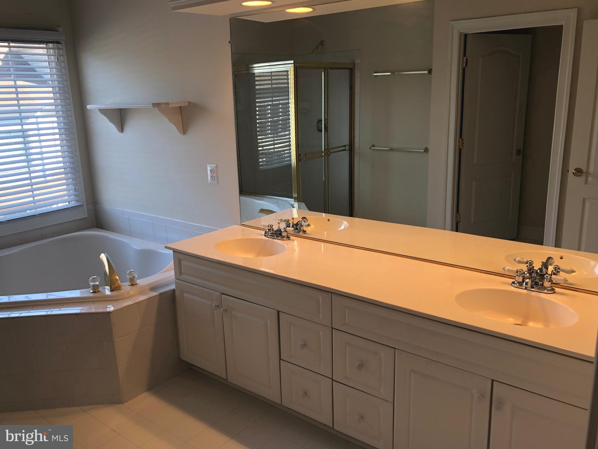 COUNTRY CREEK - Residential Lease