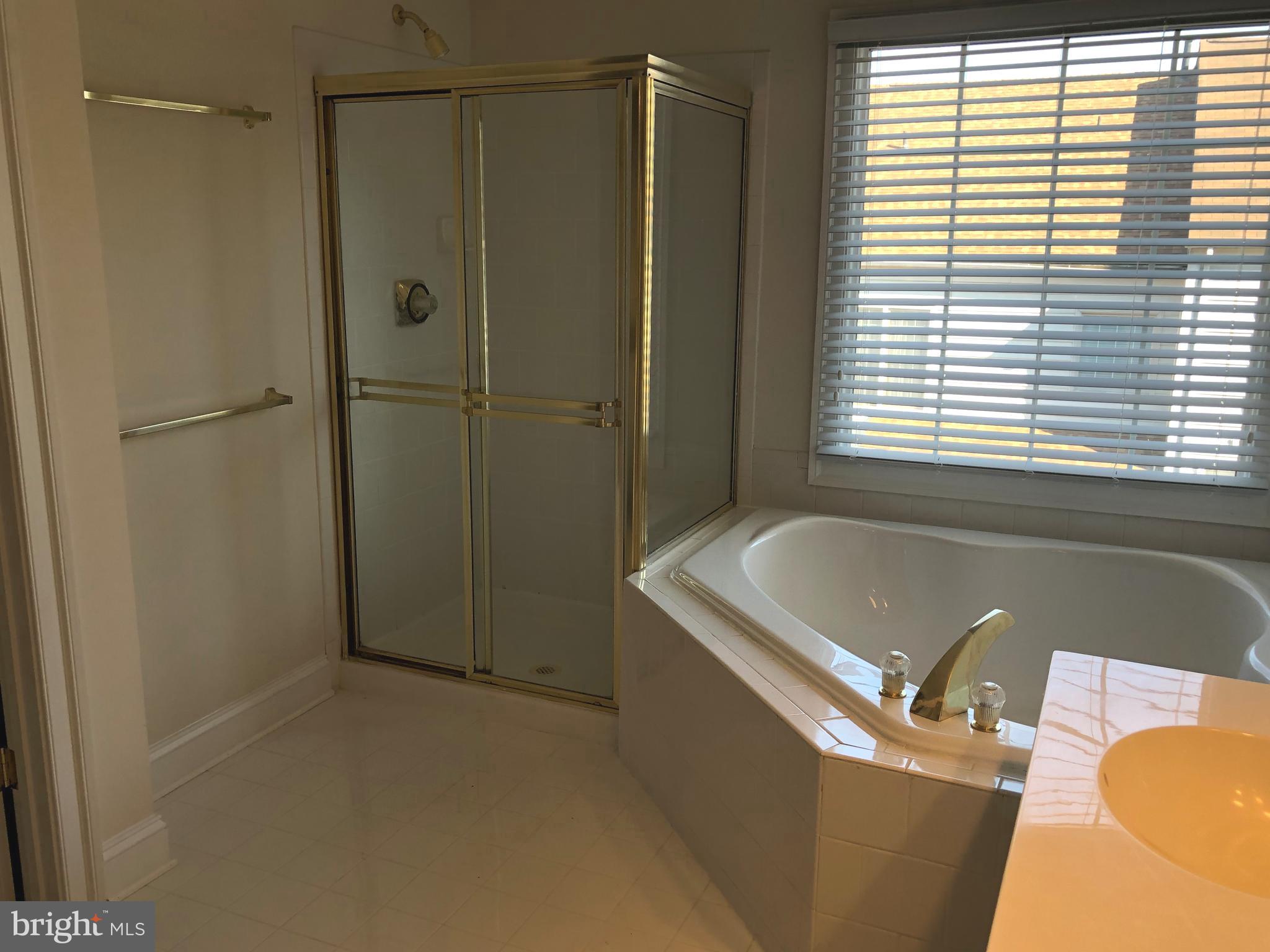 COUNTRY CREEK - Residential Lease