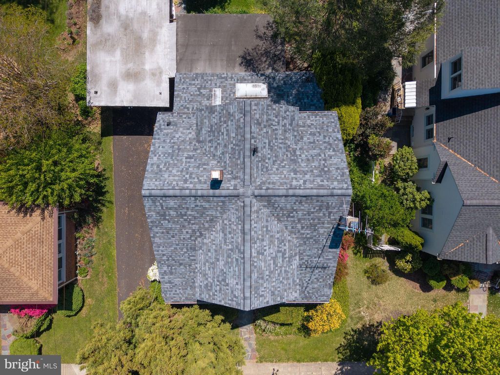 Photo of 25 Maryland Avenue, GAITHERSBURG, MD 20877 (MLS # MDMC2229500)