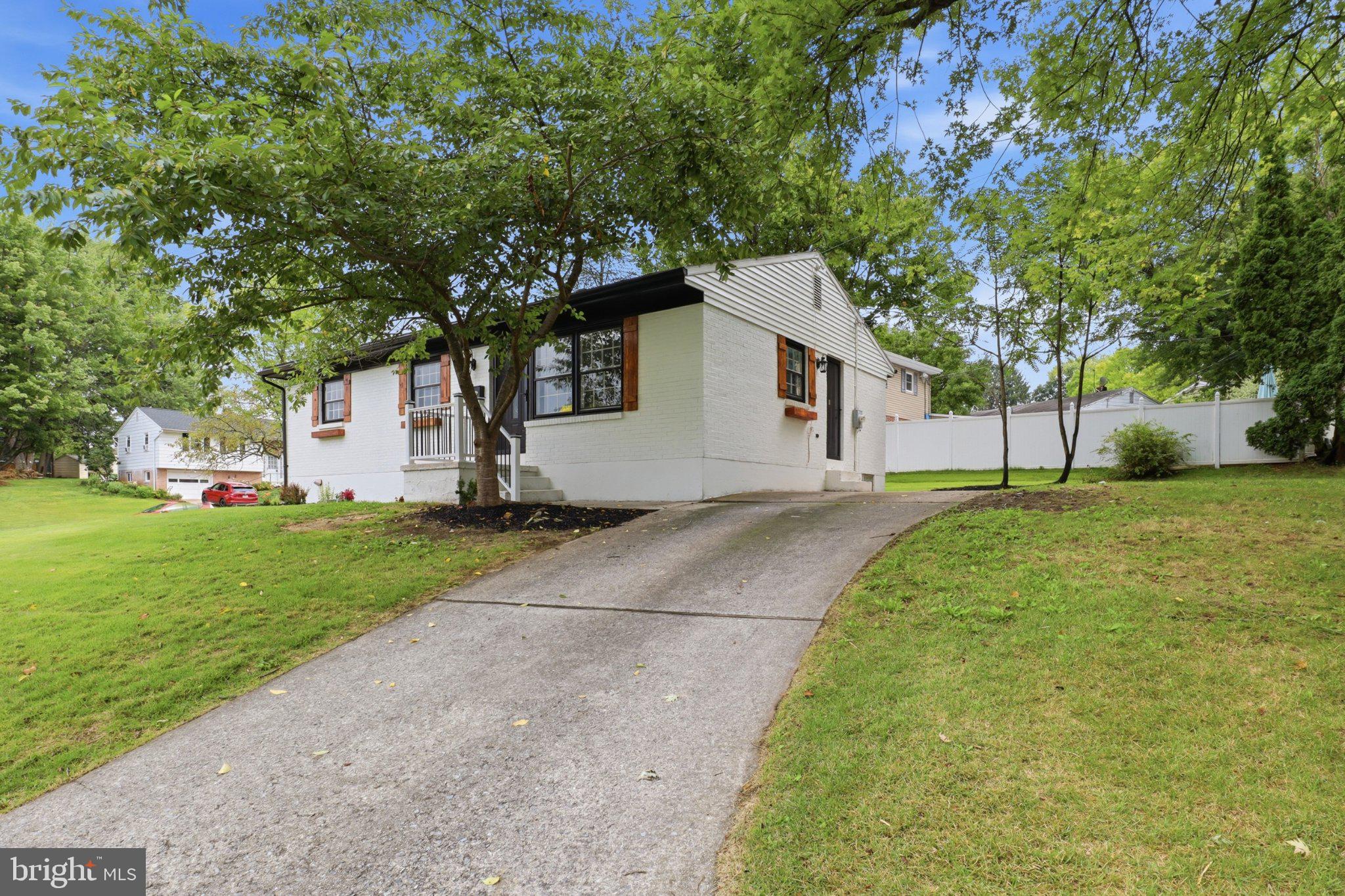 861 W FOXCROFT DRIVE
