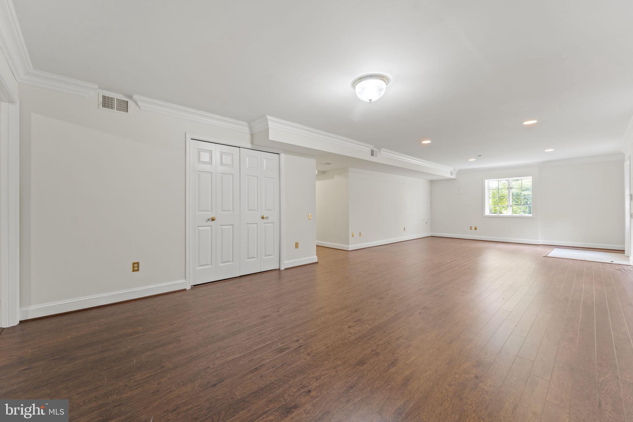 OAKTON MEWS - Residential