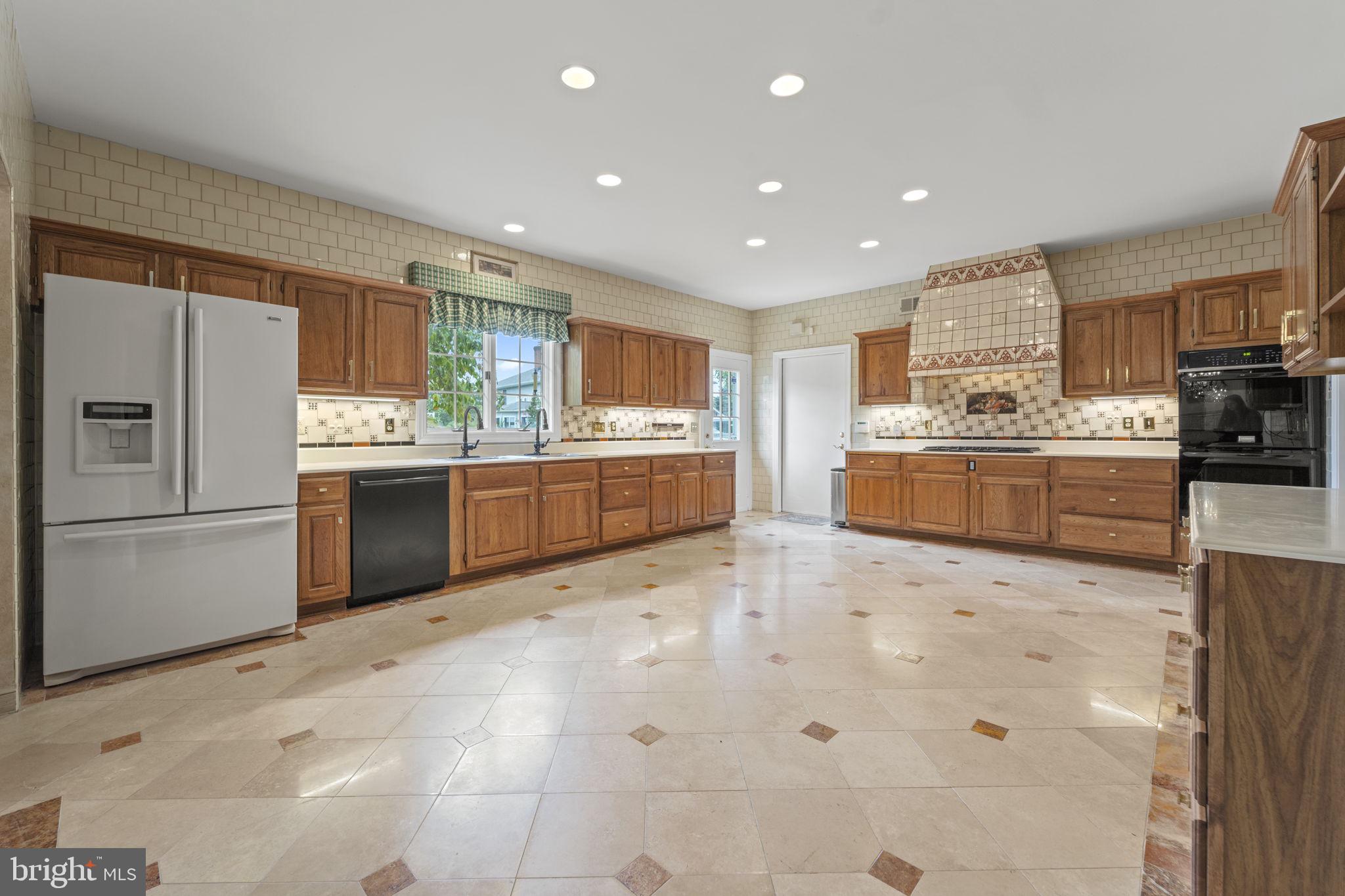 OAKTON MEWS - Residential