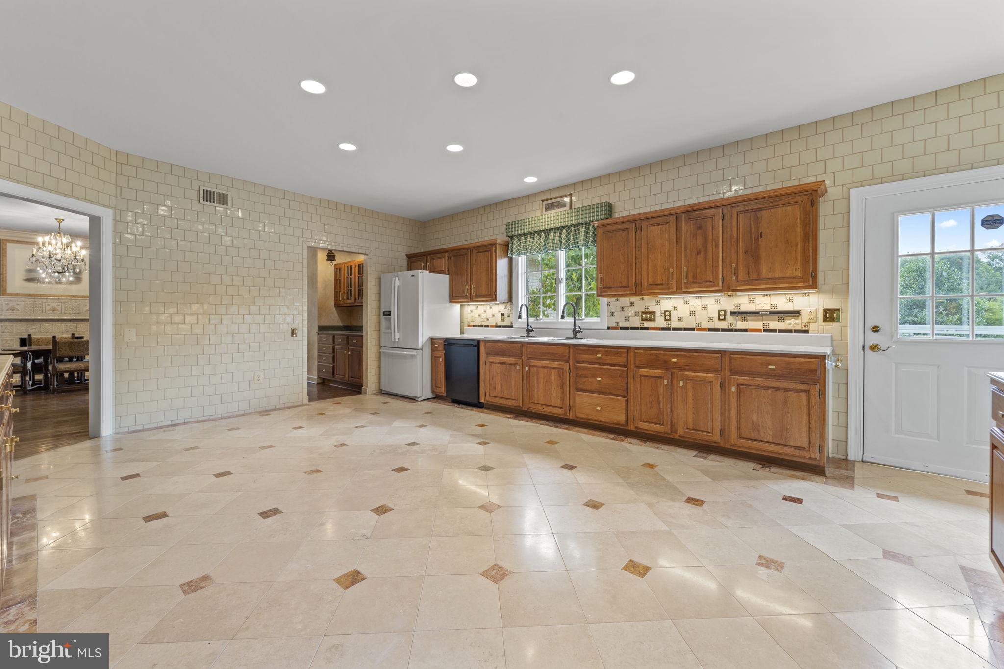 OAKTON MEWS - Residential