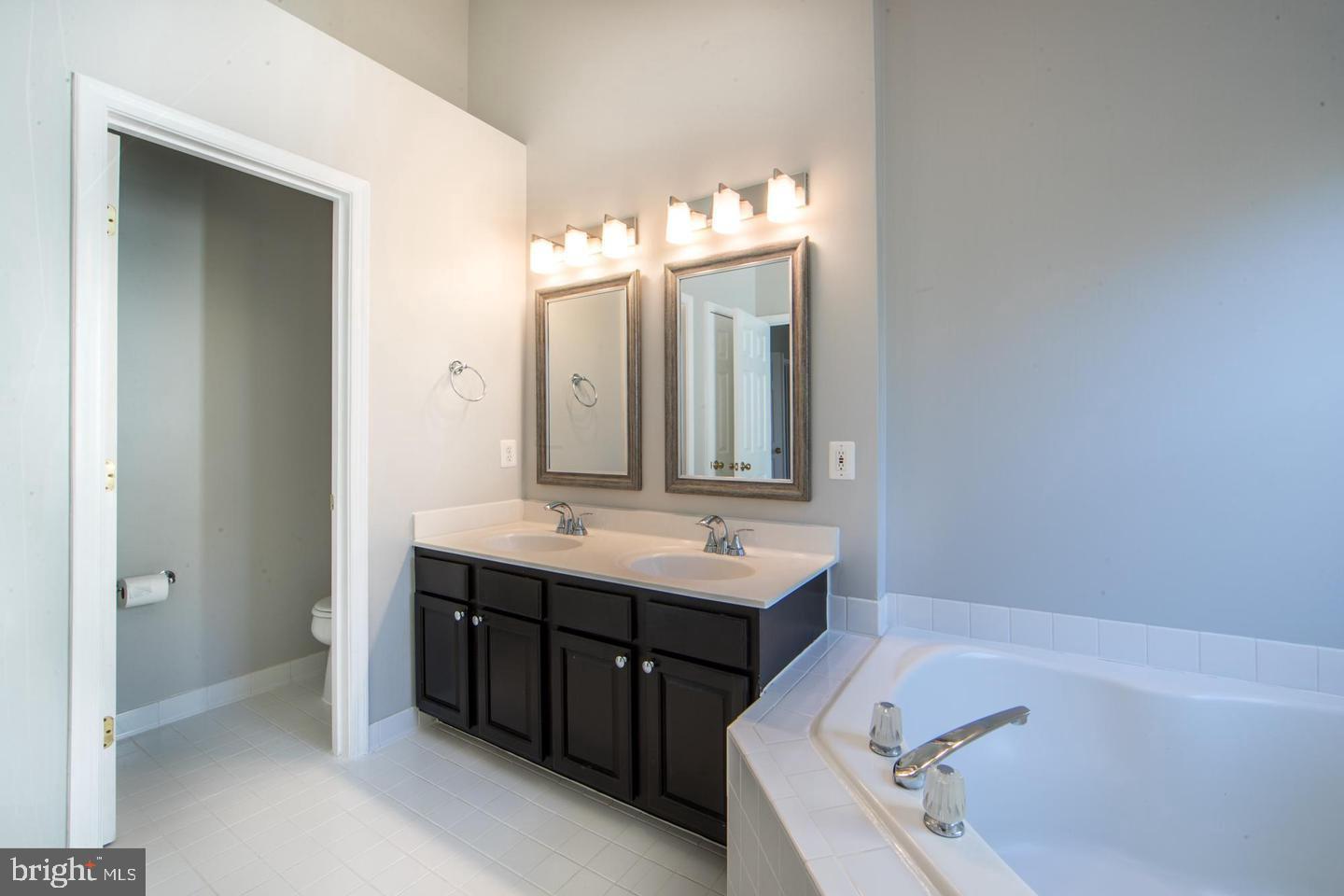 SIGNATURE AT BROADLANDS - Residential Lease