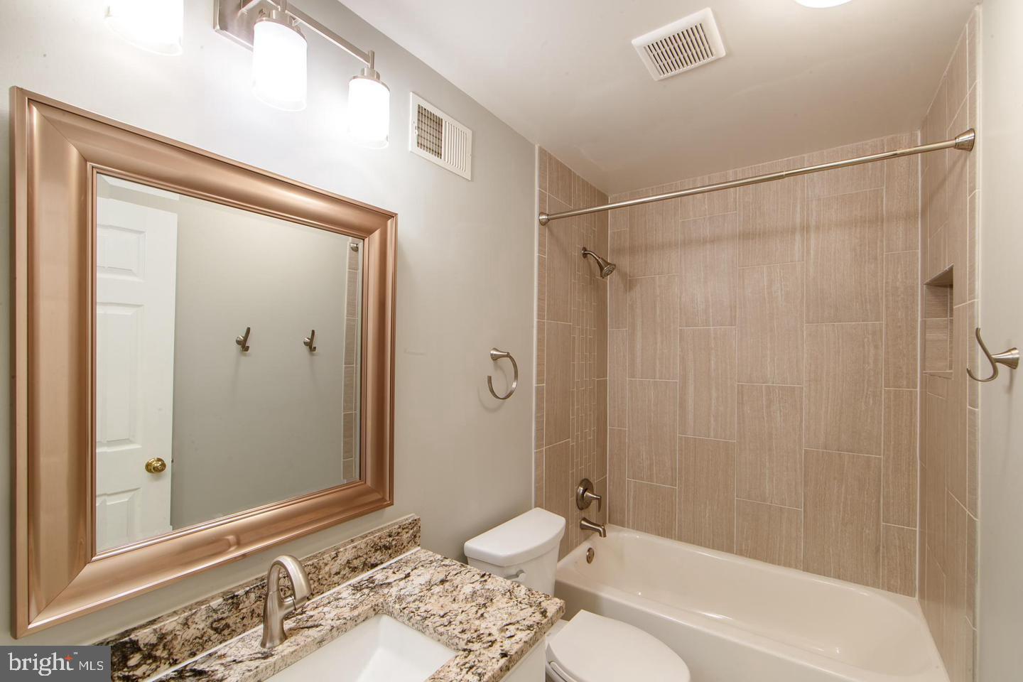 SIGNATURE AT BROADLANDS - Residential Lease