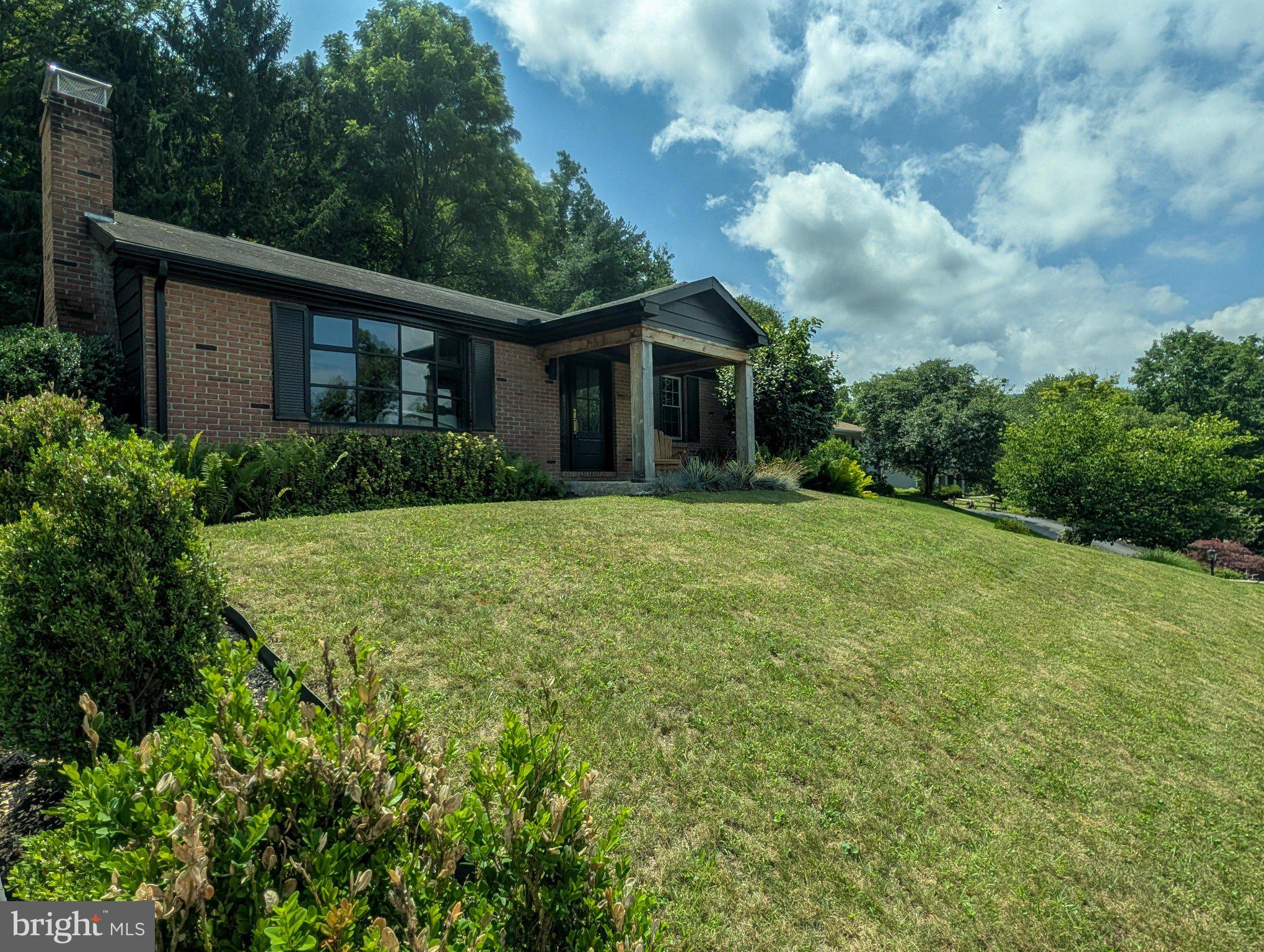 212 CRESTVIEW AVENUE