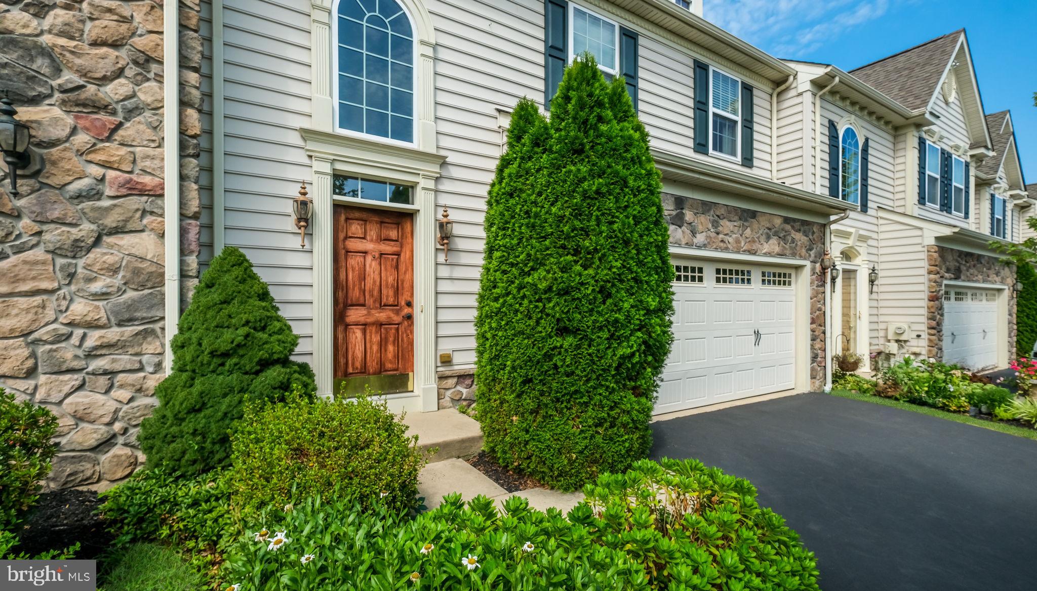 1089 ARBOUR LANE