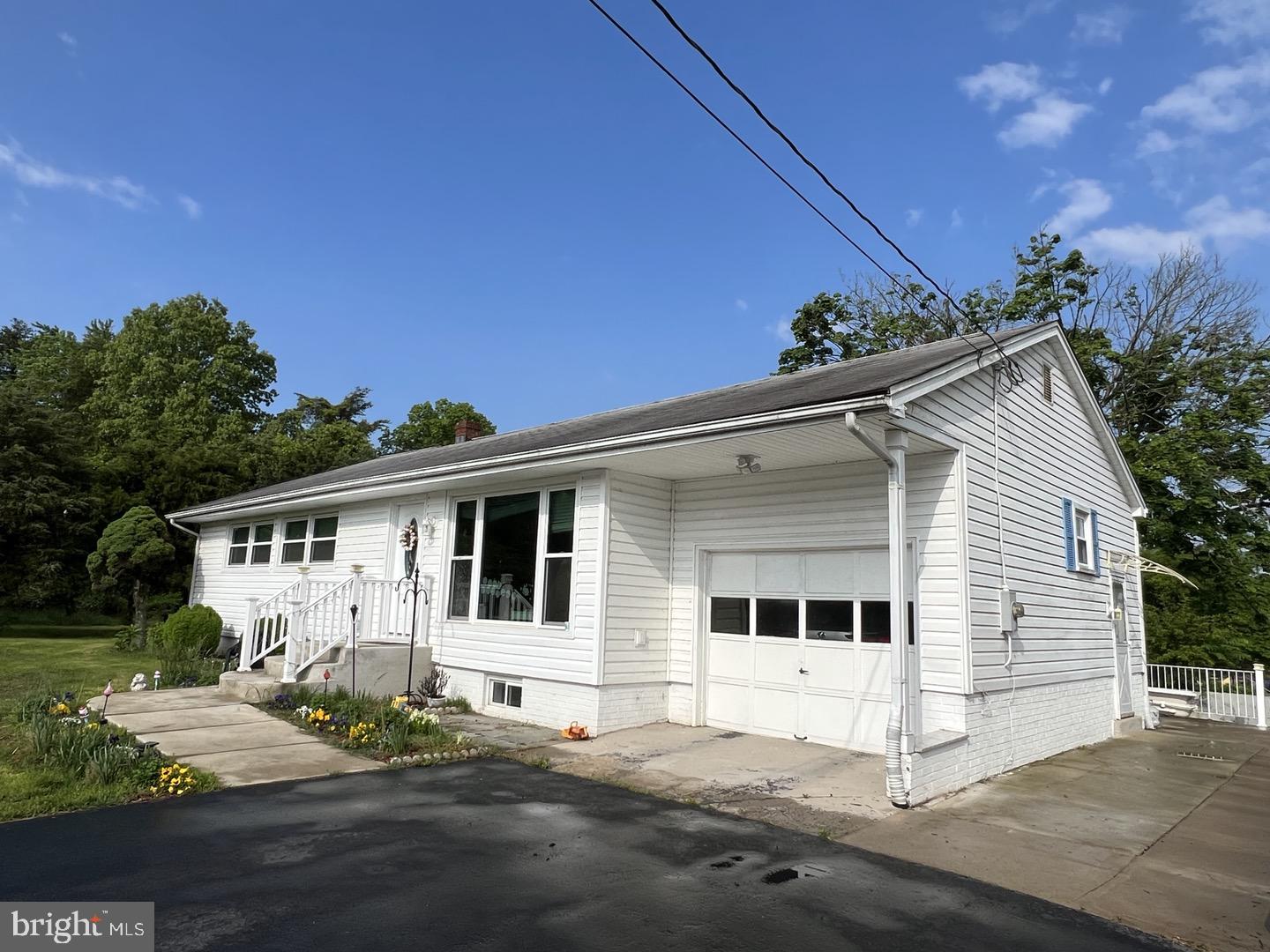 ROSA A NAYLOR PROPERTY - Residential Lease