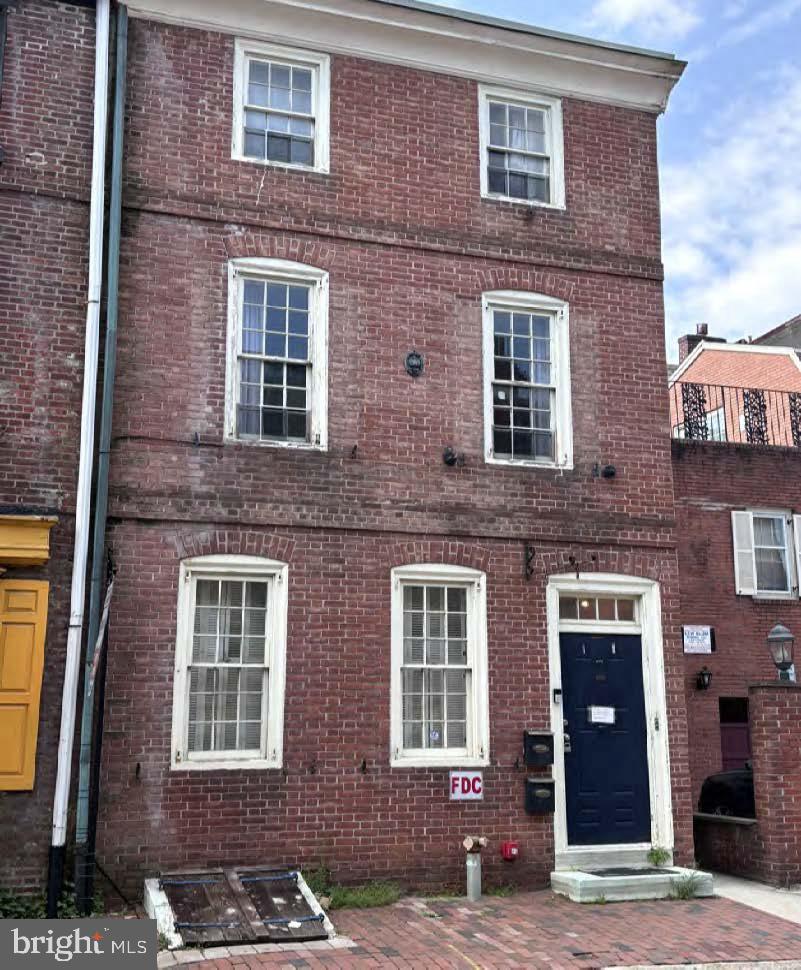 Available now, mixed-use property at 128 Lombard Street (the “Property” or “Asset”) situated in the affluent Society Hill neighborhood of Philadelphia. The Asset is comprised of an existing two-bedroom/two-bath apartment unit and 800± square feet of office space. The apartment unit boasts luxury finishes including stone countertops, stainless steel appliances, upgraded fixtures, and a private outdoor space.
The Asset presents the opportunity to acquire a building with unparalleled character in a high-quality location. This is a turnkey asset allowing a new owner the opportunity to upgrade the office space and command a rental premium over the prior in-place rent.
The Society Hill neighborhood is well known for its affluence and picturesque brownstones. It is one of the most historic and protected areas in the city maintaining its old-world charm dating back to the founding fathers.
The Property is located minutes from major transportation routes including Interstates 95, 76, and 676 and Delaware Avenue, providing daily commuters access to the entire Philadelphia MSA. Current and future tenants are steps from award-winning restaurants such as Pizzeria Stella, Zahav, Bridget Foy’s, and Bloomsday.