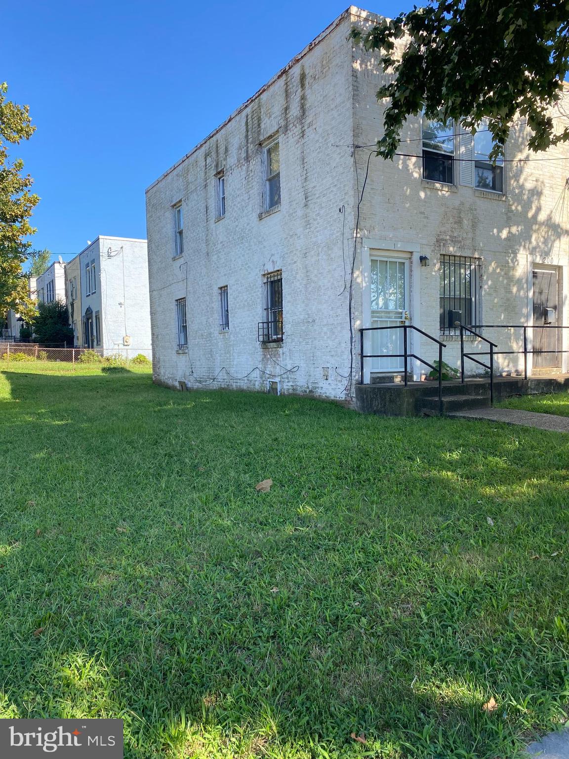 Main image without alt text