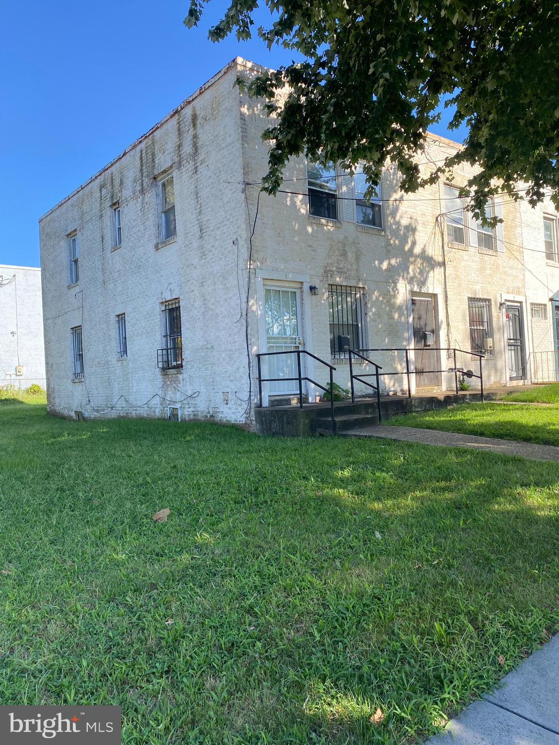 Main image without alt text