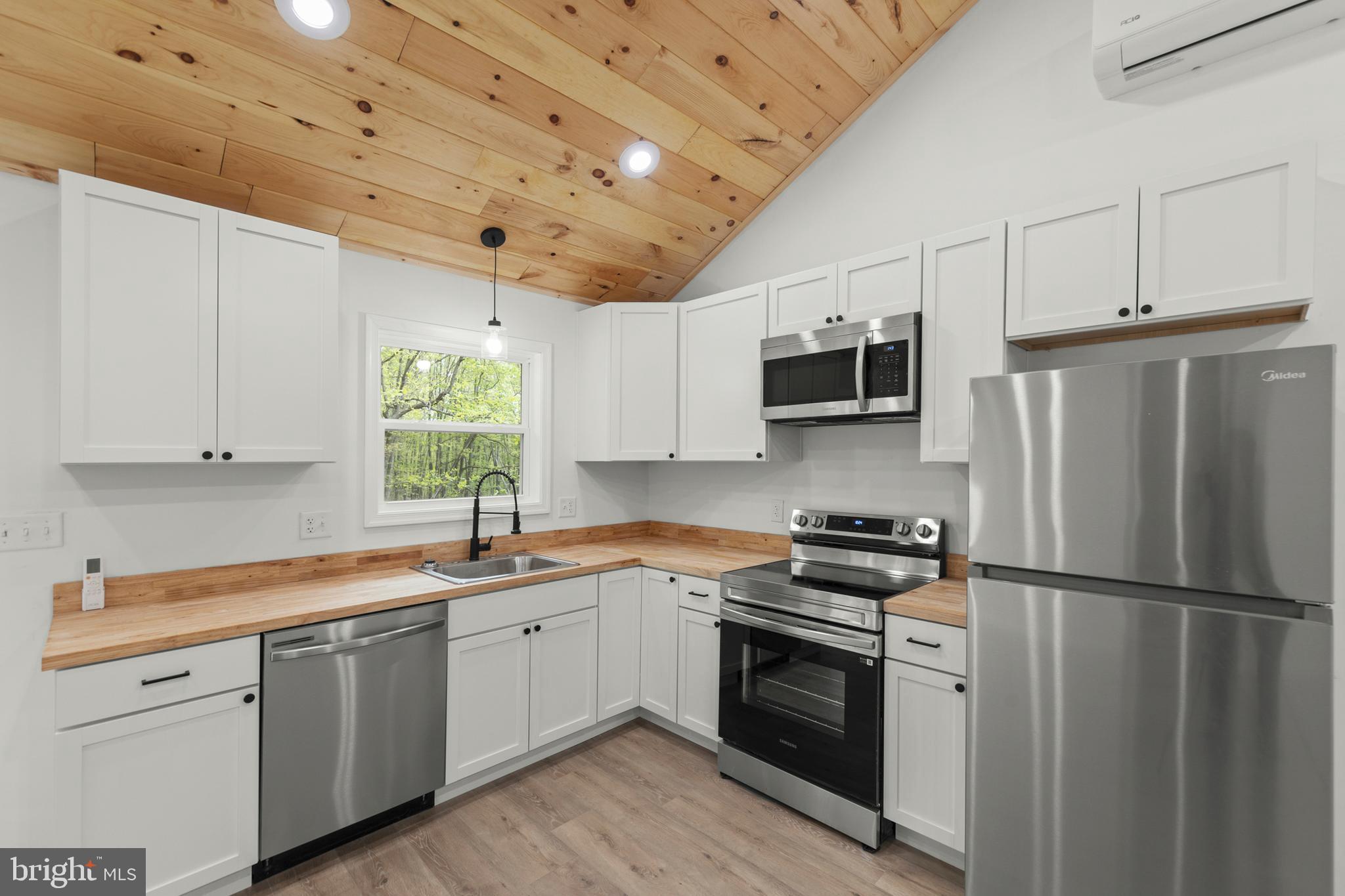 MOUNTAIN VIEW ESTATES - Residential