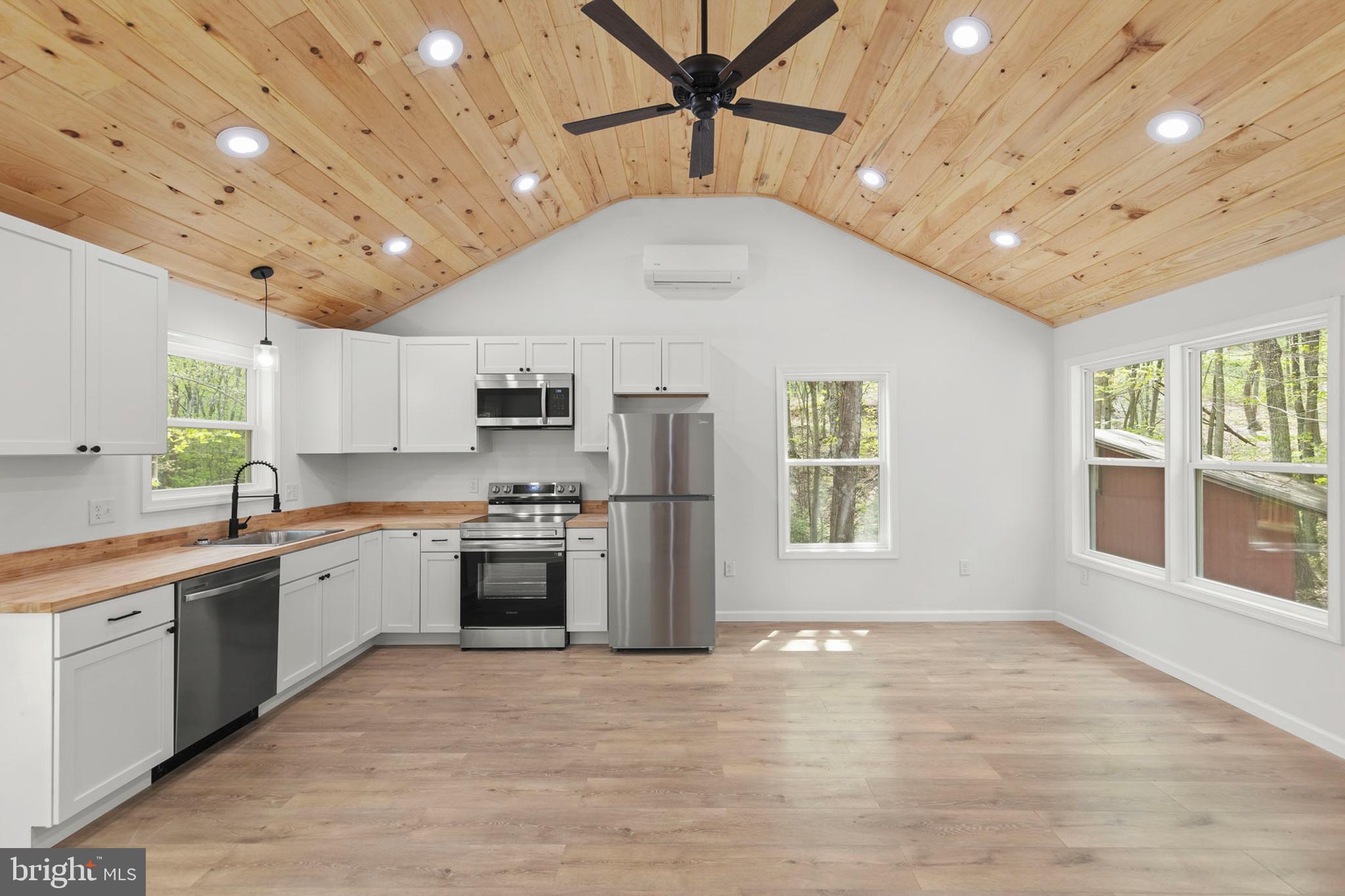 MOUNTAIN VIEW ESTATES - Residential